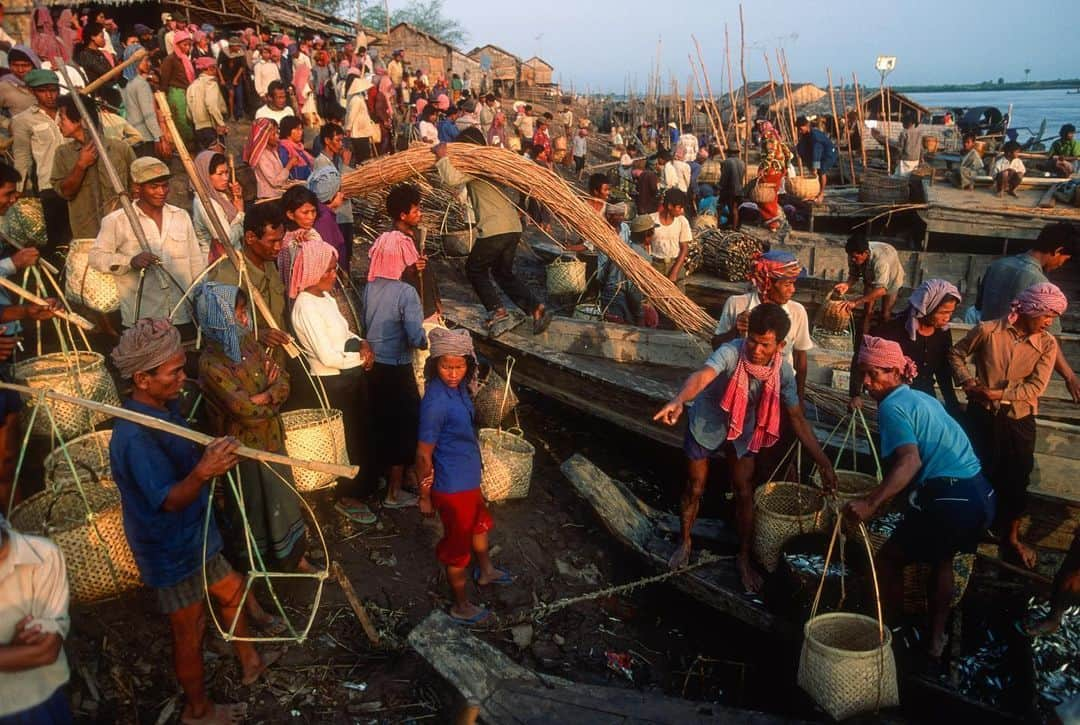 Michael Yamashitaさんのインスタグラム写真 - (Michael YamashitaInstagram)「Uncharted waters: the Mekong River, the lifeblood of Southeast Asia that has nourished civilizations for thousands of years is in deep trouble as water levels have reached record low levels. No country is feeling the heat — due to a continuing drought that is exacerbated by our warming planet —more than Cambodia, home to Southeast Asia’s largest lake, the Tonle Sap, which connects with the Mekong. The only hope is that nature will come to the rescue with an early start to this year’s rainy season which should begin this month.  Each year, after the rains begin, the Tonle Sap expands many times in size and provides vital habitat for fish. In a normal year, at least a half million tons of fish are taken from it, translating into the world's largest for one body of water and providing the 16 million people of Cambodia with most of its protein. In the past 2 years, though, it’s estimated that fish catches have declined up to 90 percent creating concerns for a major food crisis and forcing many fishermen to abandon their livelihoods. Here are photographs of some of those being affected.  #tonlesap #mekong #mekongriver #cambodia」6月9日 0時54分 - yamashitaphoto