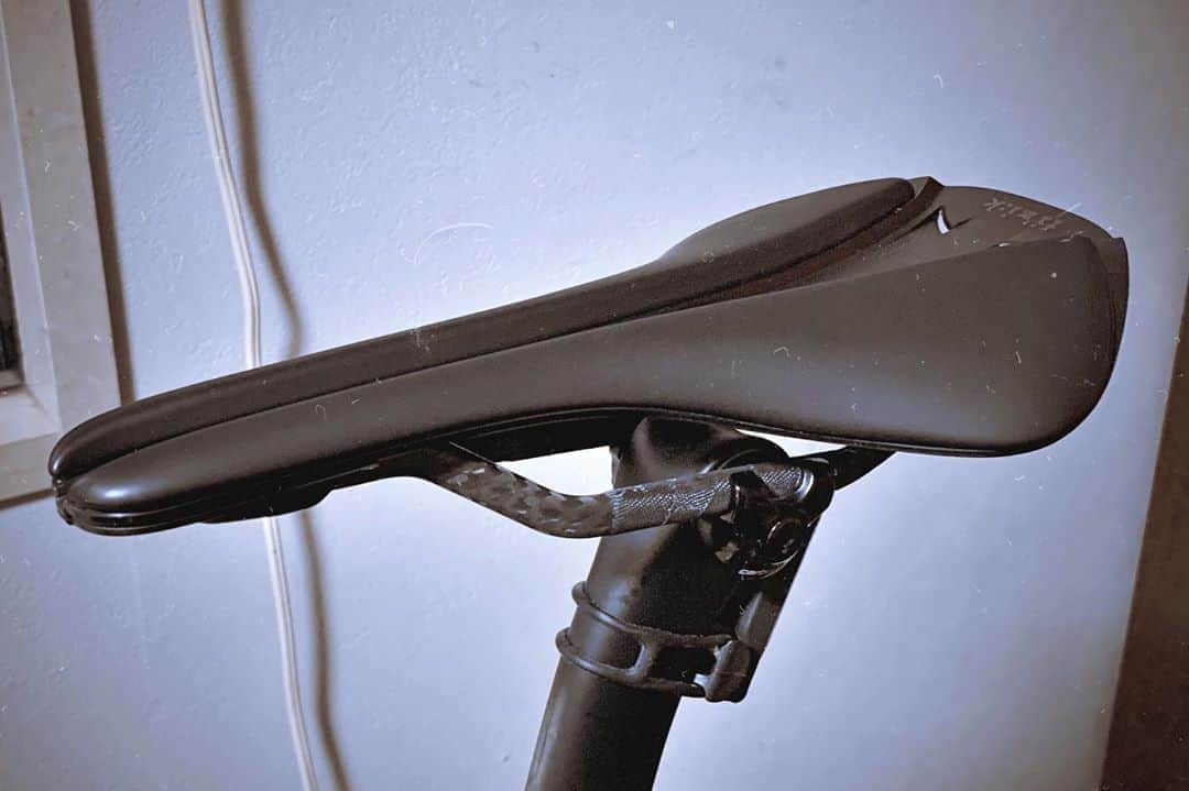 京田知己のインスタグラム：「サドルをFizik Antares Versus R1に変更。AntaresからFabric Scoopを使ってみて、そしてスペシャのパワーサドルに行ったけど、結局Antaresに戻ってきた。しかし思ってた以上にしなってビックリ。気に入っているので、このまま使い倒せると良いなぁ。  あとゼロオフセットのシートポストが欲しい……」