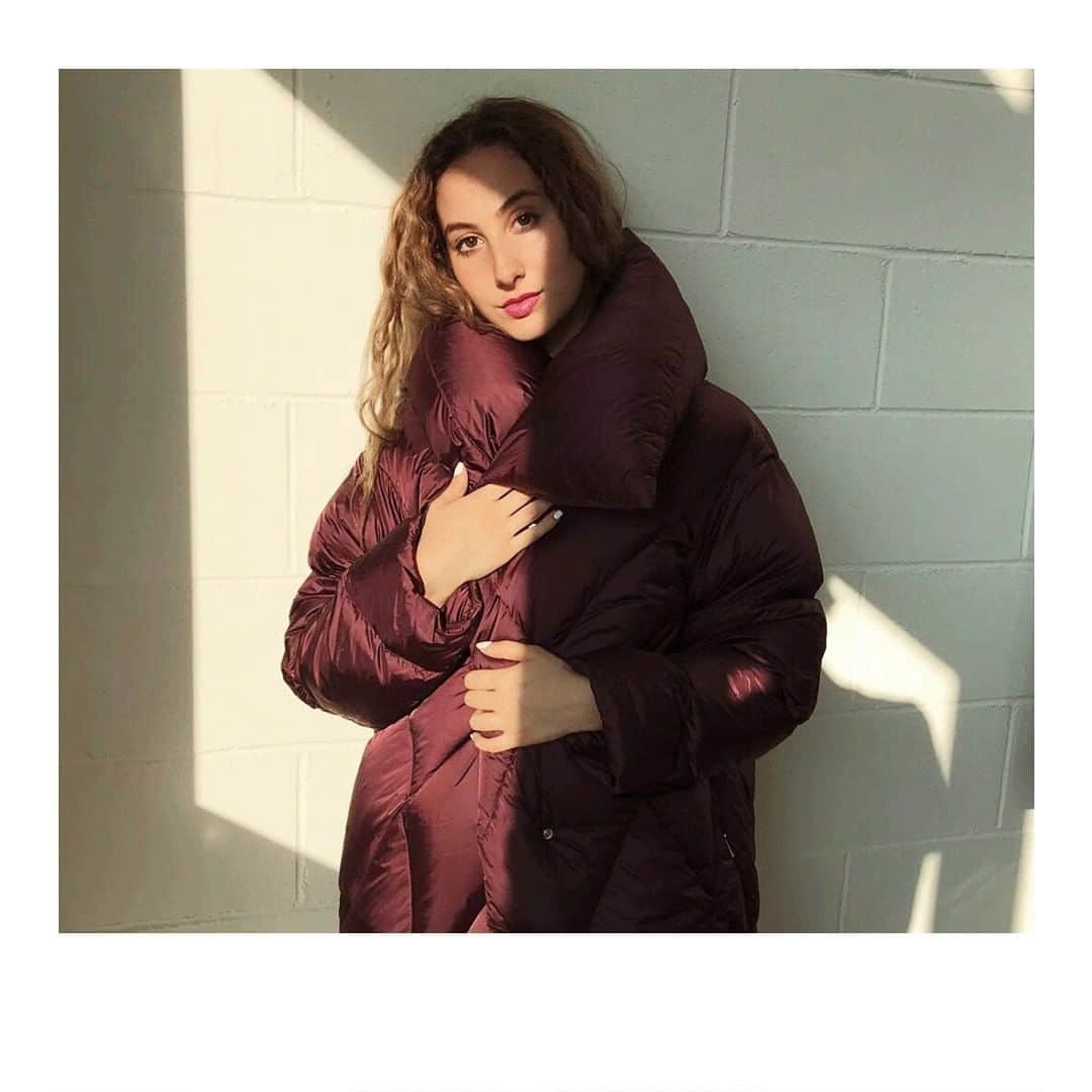 エーディーディーさんのインスタグラム写真 - (エーディーディーInstagram)「@michela_timpanaro wears #add down short cape Discover addpeople at link in bio #addmilanopeople  #style #coat #jacket #style #coat #jacket #people #fashion」6月9日 1時00分 - addmilano