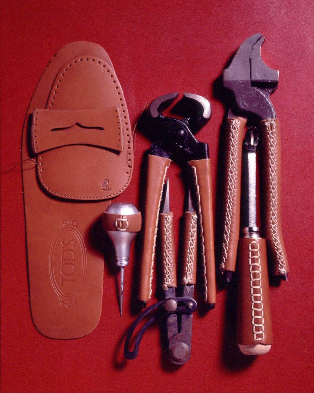 トッズさんのインスタグラム写真 - (トッズInstagram)「The raw ingredients: artisanal passion and craftsman's tools. #Tods archive by @Giovanni_Gastel.  #ArtisanalSoul」6月9日 1時02分 - tods
