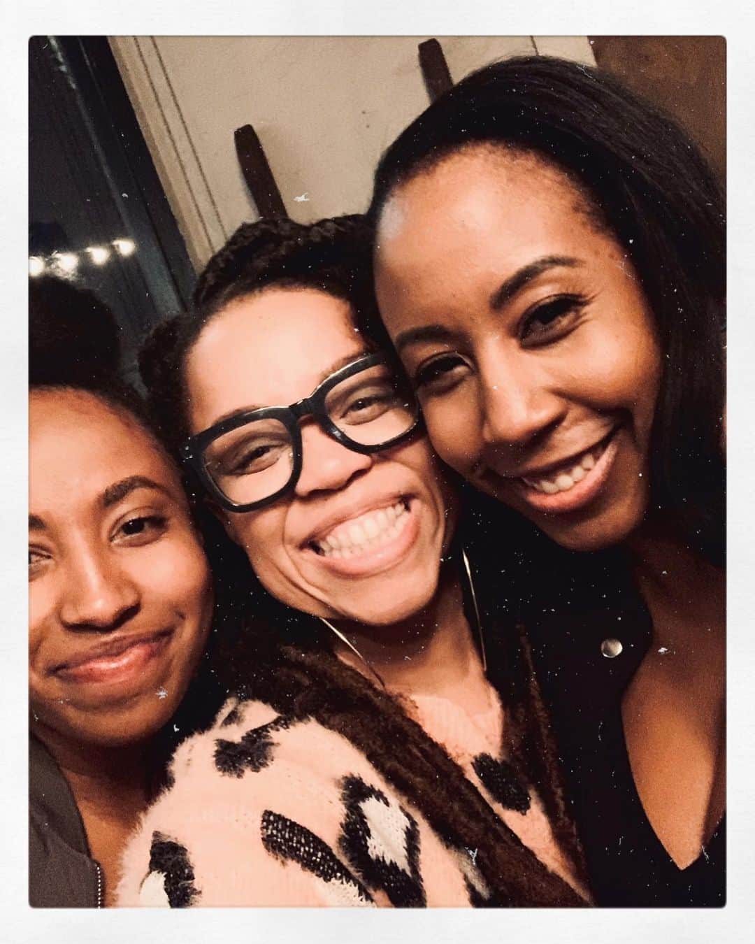 カミラ・マーシャルのインスタグラム：「A YEAR AGO, I reconnected with my  COUSINS. The LAST time I saw them BEFORE REconnecting was when they were VERY young. WITHOUT going into detail, I OFTEN WONDERED WHERE and HOW they were. WHAT they WERE LIKE...if they were like the rest of my FAMILY. A year ago MA told me she connected with them and they LIVED IN OUR SAME CITY!!!! MINUTES FROM US! We’ve SINCE stayed in touch and I don’t get to see them as OFTEN AS I LIKE, but I’m BEYOND glad they are a REACH AWAY now. THIS PHOTO is from the end of our FIRST meeting as adult women. 😭They are SMART, BEAUTIFUL AND they OWN THEIR OWN CANDLE BUSINESS!!!!😍 PLEASE: •COMMENT AND SAY HI.. •FOLLOW @brunswicksoycandles •Support!!! #blackownedbusiness #family  #imissmycousins  #blackgirlmagic」