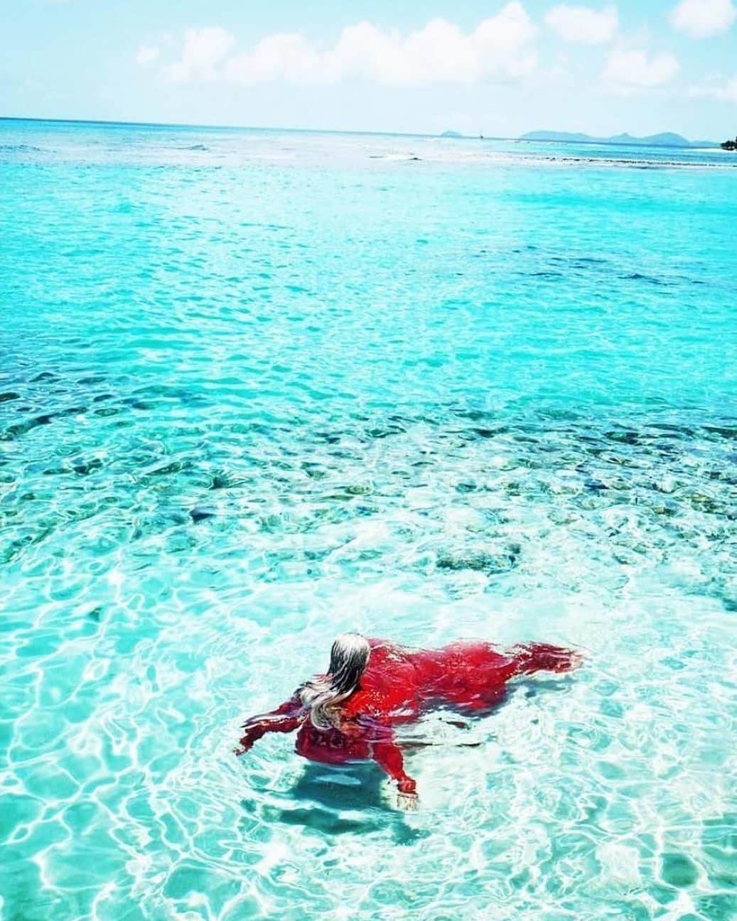 アマンダ ウェイクリーさんのインスタグラム写真 - (アマンダ ウェイクリーInstagram)「Celebrating #worldoceanday… love this shot by @katemartinphoto of @sarahharris #wearingwakeley in glorious #mustique  #mustiqueisland #islandlife #islandparadise  #oceanphotography  @mustiqueisland」6月9日 1時14分 - amandawakeley
