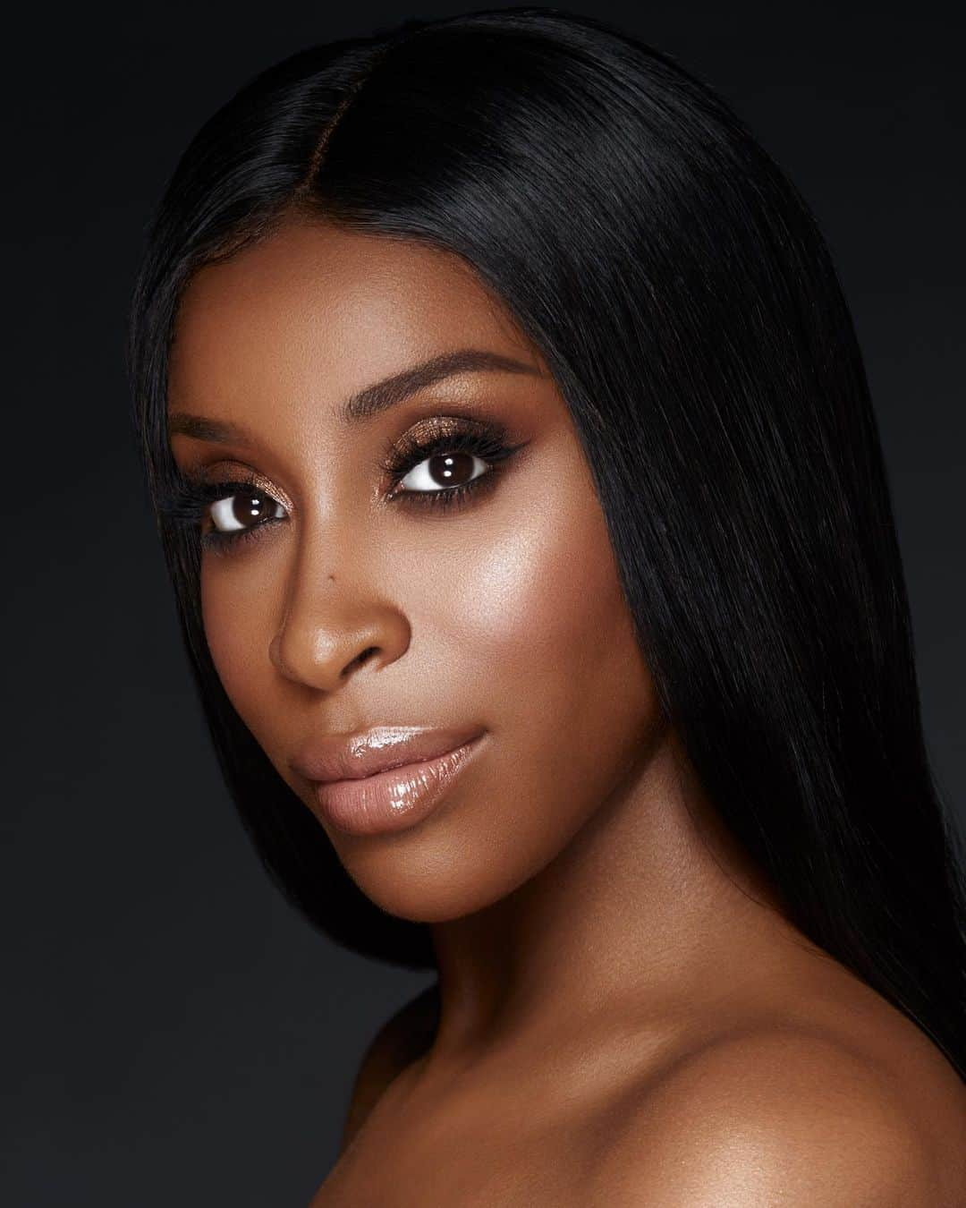 パット・マグラスさんのインスタグラム写真 - (パット・マグラスInstagram)「THE GORGEOUS & GLOWING JACKIE AINA⚡⚡⚡ Stunned and slayed by the ethereal beauty of @jackieaina wearing #FetishEYES Mascara.⚡⚡⚡ Mother adores you! – xx Pat  Artistry and photo by @rennyvasquez  #PMGHowTo 🎨⁣⁣⁣⁣ ⁣⁣⁣⁣ ⁣⁣⁣EYES 👁️⁣⁣⁣⁣ ⁣⁣⁣#MothershipV #BronzeSeduction Palette:⁣⁣⁣⁣ ⁣⁣⁣- Diffuse ‘ENTRAPEMENT pigment through the crease and wrap around pigment under eye to create a smoke effect⁣⁣⁣⁣ ⁣⁣⁣- Apply ‘XTREME AUBERGINE’ to lower lash line⁣⁣⁣⁣ ⁣⁣⁣- Press ‘GILTY PLEASURE’ pigment onto lid with a finger - Highlight the brow bone and inner eye corner with ‘SKINSHOW DIVINE GLOW’⁣⁣⁣⁣ ⁣⁣⁣- Swipe Perma Precision Liquid Eyeliner across the lash line & extend into a wing⁣⁣⁣⁣ ⁣⁣⁣- Apply #FetishEYES Mascara to lashes⁣⁣⁣⁣ HIGHLIGHT ⚡️⁣⁣⁣⁣ ⁣⁣⁣- Apply Skin Fetish: Highlighter + Balm Duo in ‘GOLD’ mixed with ‘BRONZE’ to cheeks and high points of the face and inner eye corner LIPS 👄 - #LUSTGloss in ‘NUDE NEGLIGEE’」6月9日 1時27分 - patmcgrathreal