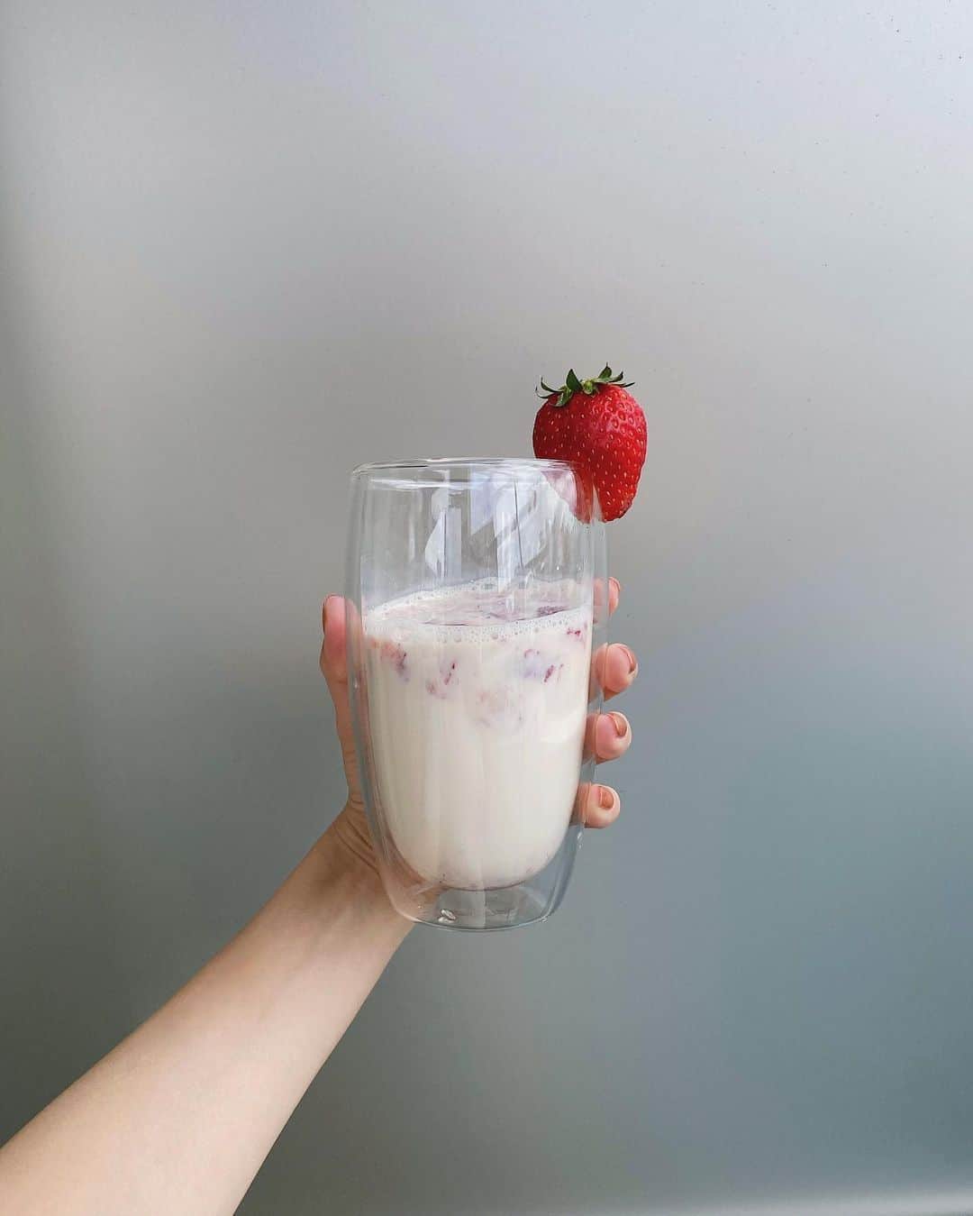 前田希美（まえのん）さんのインスタグラム写真 - (前田希美（まえのん）Instagram)「お家カフェ楽しい。いちごを細かく切って 軽くつぶして豆乳にはちみつと 少しお砂糖を入れました。 🍓  #おうち時間 #苺みるく #お家カフェ #おうちカフェ」6月9日 1時39分 - maeda_nozomi