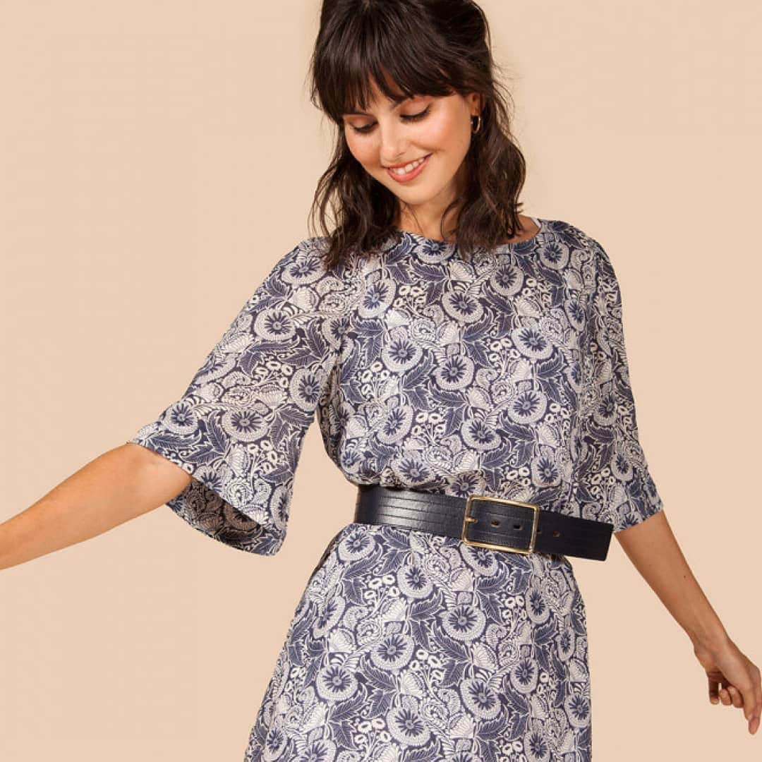 ベンシモンのインスタグラム：「Lundi en fleurs dans notre robe Danael 🌸 ​Fluide et légère Danael avec son imprimé monochrome est notre modèle collector de la saison. Ceinturée ou non, avec des tennis ou des sandales, on s'amuse et on accorde notre petite robe imprimée au fil de nos envies ! ​Retrouvez notre imprimé exclusif sur d'autres modèles de notre nouvelle collection ☀️ ​🇬🇧 Monday in bloom in a Danael dress 🌸  Fluid and light Danael with its monochrome print is our collector's model of the season. Belted or not, with sneakers or sandals, we have fun and we tune our little dress according to our desires!  Find our exclusive print on other models of our new collection ☀️ ​#bensimon #bensimoncollection #mode #fashion #robe #flowers #summer #collector #musthave」