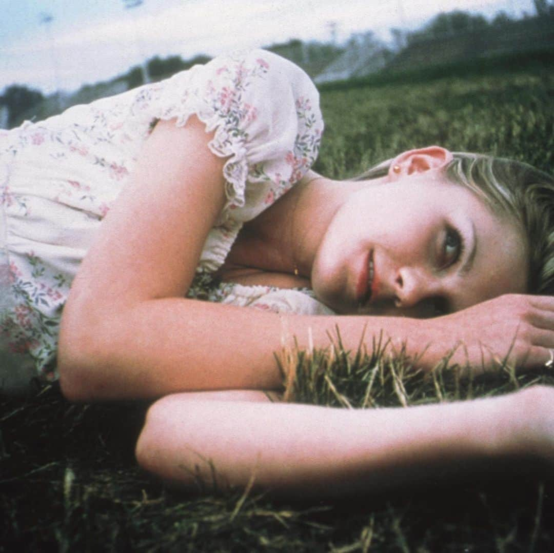 大森美希さんのインスタグラム写真 - (大森美希Instagram)「Today’s film “The Virgin Suicides” by Sofia Coppola in 1999  今日の映画『ヴァージン・スーサイズ』(1999年) ソフィア・コッポラの初監督作品。キルスティン・ダンスト出演。原作は『ヘビトンボの季節に自殺した5人姉妹』  #todaysfilm #thevirginsuicides #sofiacoppola #kirstendunst #americanfilm #film #movie #cinema #todaysmood #fashion #style #70sfashion #90smovie #paris #parislife #今日の映画 #ヴァージンスーサイズ #キルスティンダンスト #ソフィアコッポラ #今日のムード #5人姉妹 #70年代ファッション #90年代映画 #アメリカ映画 #映画 #映画鑑賞 #洋画 #シネマ #パリ生活 #海外生活」6月9日 1時36分 - mikiomori_