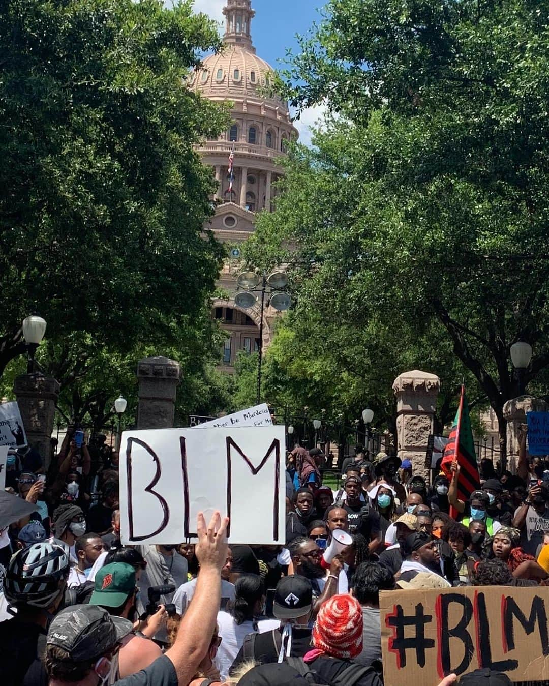 ジョシュ・ホプキンスさんのインスタグラム写真 - (ジョシュ・ホプキンスInstagram)「Was a great day in my new city. Protest. Powerful and peaceful.」6月9日 1時36分 - mrjoshhopkins