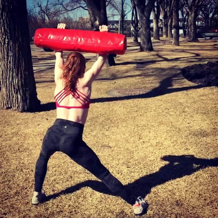 ナターシャ・ピュリッチのインスタグラム：「Haven’t been on the ice for the last 13 weeks but I’ve been fortunate enough to have @bladeathletics  create programs for me to keep me quick and springy for if/when I may get the chance to get back on the ice to keep doing what I love! #keepworking #patinagequebec #keepmovingforward」