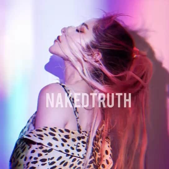 エルヴァ・シャオのインスタグラム：「Naked Truth」