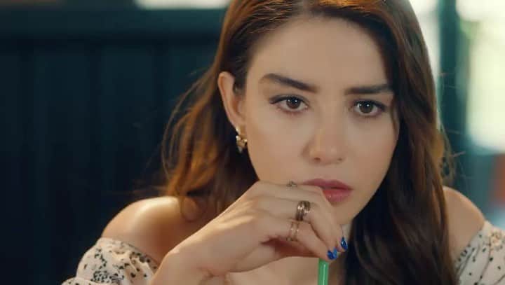 Ozge Gurelのインスタグラム：「26 Haziran cuma 💖 @bayyanlisfox @goldfilmyapim @canyaman @denizxyz @aslizengin.11 🥂」