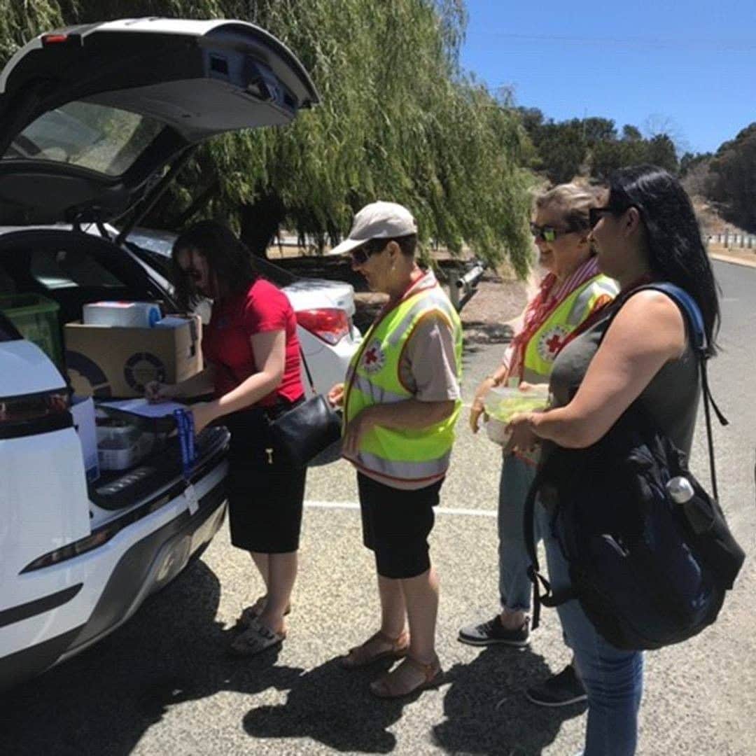 Land Roverさんのインスタグラム写真 - (Land RoverInstagram)「Our partners @redcrossau and their volunteers are working hard to help people in need throughout Queensland by using #LandRover vehicles to deliver supplies to people at risk. @ifrc @landroveraus #Discovery #AboveAndBeyond」6月9日 2時00分 - landrover