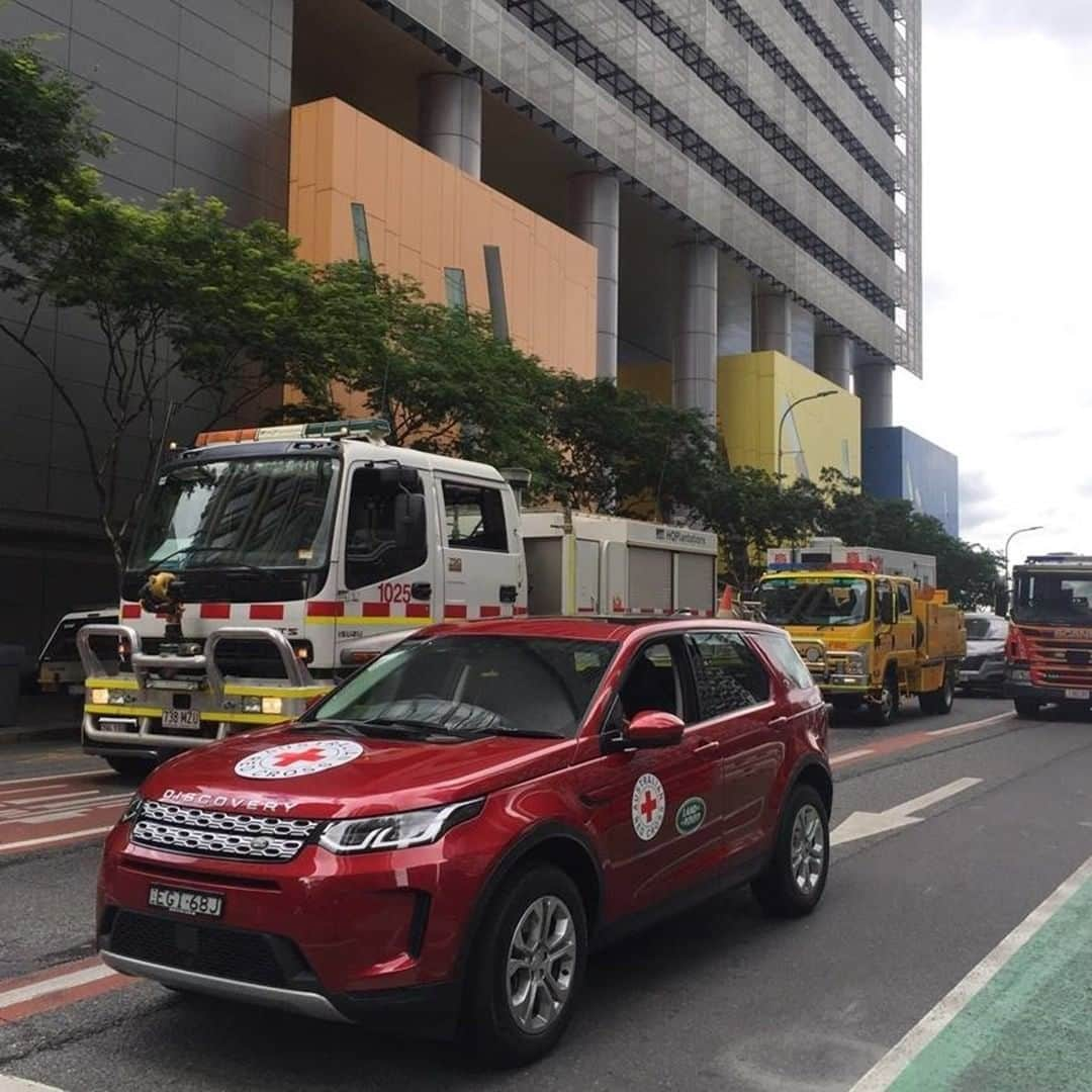 Land Roverさんのインスタグラム写真 - (Land RoverInstagram)「Our partners @redcrossau and their volunteers are working hard to help people in need throughout Queensland by using #LandRover vehicles to deliver supplies to people at risk. @ifrc @landroveraus #Discovery #AboveAndBeyond」6月9日 2時00分 - landrover