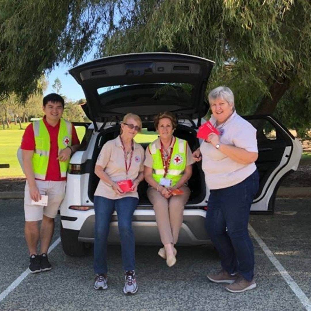 Land Roverさんのインスタグラム写真 - (Land RoverInstagram)「Our partners @redcrossau and their volunteers are working hard to help people in need throughout Queensland by using #LandRover vehicles to deliver supplies to people at risk. @ifrc @landroveraus #Discovery #AboveAndBeyond」6月9日 2時00分 - landrover