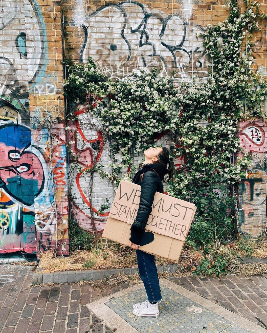 Amelia Zadroのインスタグラム：「We all have our part to play in changing what has been a racist society, I’m still figuring out what mine is, Im learning A LOT and I’m sorry I haven’t sooner. I know we are all going to have a unique journey with this and finally I feel ready to share a bit of what mine has been so far. Over the last week I paused my content, stopped watching a lot of the usual accounts I follow and I’ve been listening to many personal stories from our black community, not just listening with my mind but letting them move me emotionally (thank you to all who have been posting). I’ve also been having a lot of uncomfortable conversations about what this topic has brought up for my family and friends, just listening to others unique experiences, talking about how we can create positive change and supporting each other to take those actions.  I’ve also been reading a lot, I’ve been marching & yelling in the streets,  I’ve been crying and punching a lot of stuff around my house,  I’ve been shutting down and judging people and then choosing again and again to re-open and to learn to love myself in the process with all of my shame and guilt and love those around me and respect their processes too. I know it’s not going to be a quick fix kind of journey, It’s a big, damn, messy, layered societal issue and it’s worth every uncomfortable step of the process to try and make positive change together. RACISM MUST END and it’s going to require intentional action from all of us.  The best tip I have for anyone having a similar experience to me is to FEEL your emotions & let them move through your body - the shame, the guilt, the frustration, the anger, the sadness - scream into pillows, do sprints and crazy dances, shake, BREATHE, and keep choosing love.  If we don’t feel our emotions then we often take them out on others subconsciously in our interactions or they build up and stagnate inside us. If we feel them, they release and then we can act from love & I believe this is the way forward to the future we are all really hoping for. My heart is with all of you and excited for the future we are creating right now ❤️」