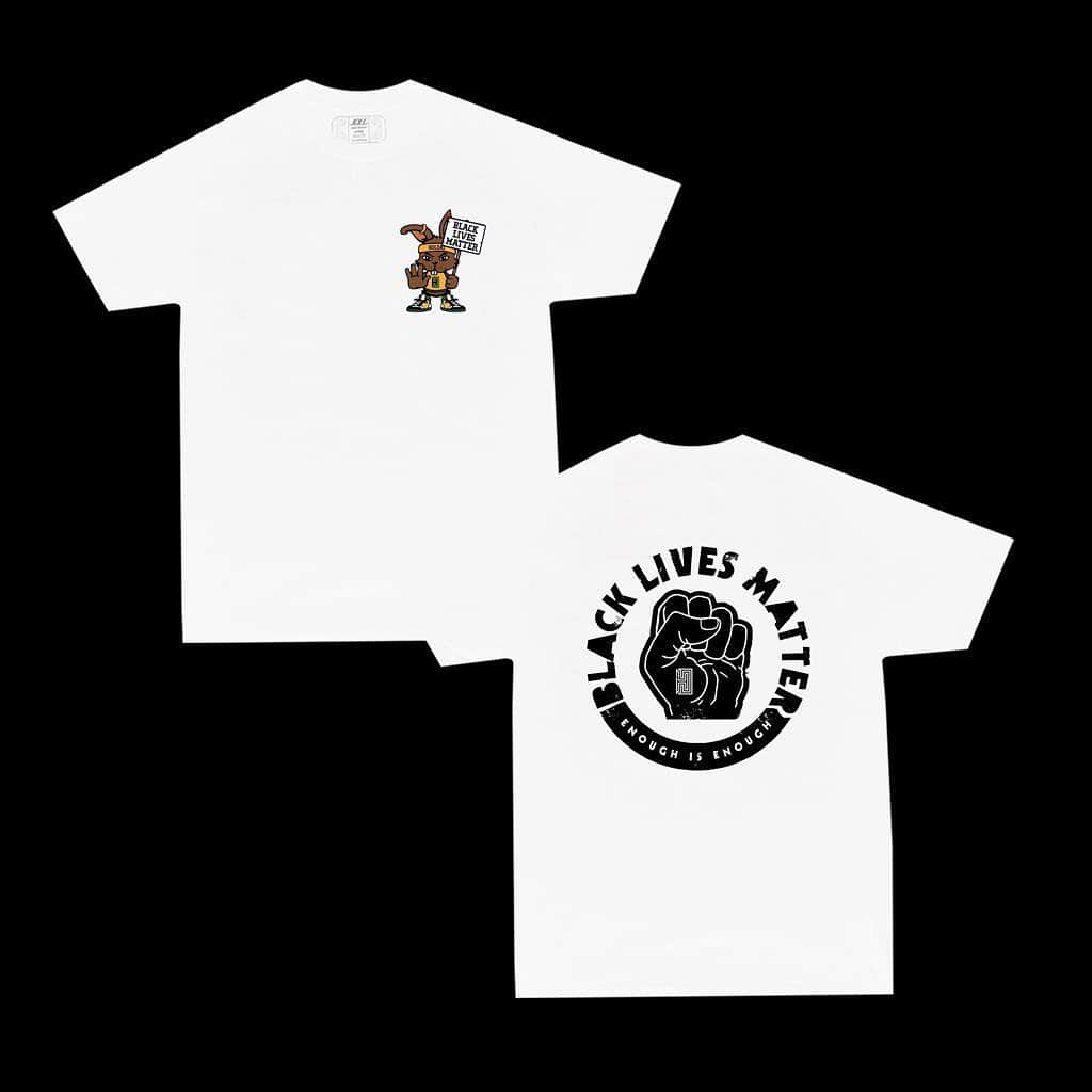 カルロス・ブーザーのインスタグラム：「Support The Movement... Tee Available Now And A Portion Of The Proceeds Go To The #GeorgeFloyd Foundation & Other Organizations Supporting The Black Lives Matter Movement... Link In Bio... #HOLDAT ✊🏽✊🏾✊🏿」