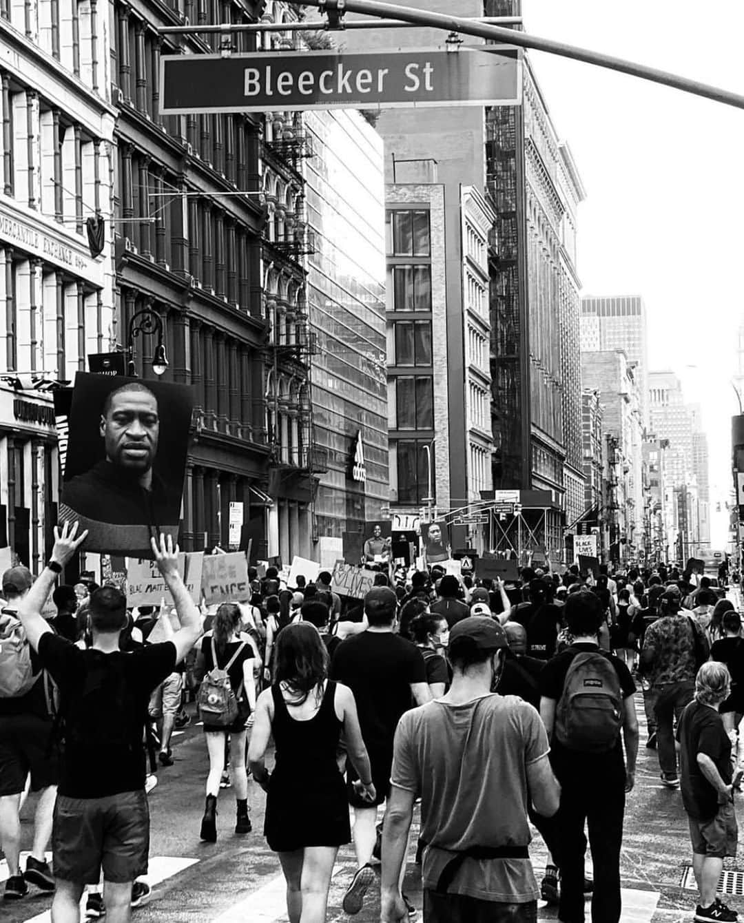 オリヴィア・パレルモのインスタグラム：「Inspired by the action of the people across the globe, and learning while listening to the voices coming together and speaking out 🌎☮️⁣ ⁣ 📷: @johanneshuebl」