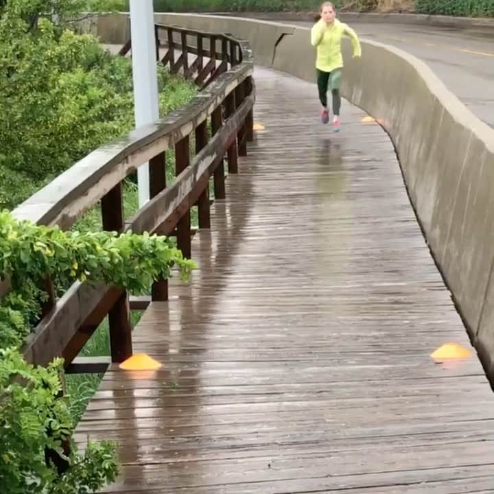 ナターシャ・ピュリッチのインスタグラム：「Safe to say rain or shine we’ve been getting our work done, while social distancing!  @bladeathletics  #boardwalkhillsprints #runningintherain #thankful #yeg #quicktwitchwork #rainysaturdays」