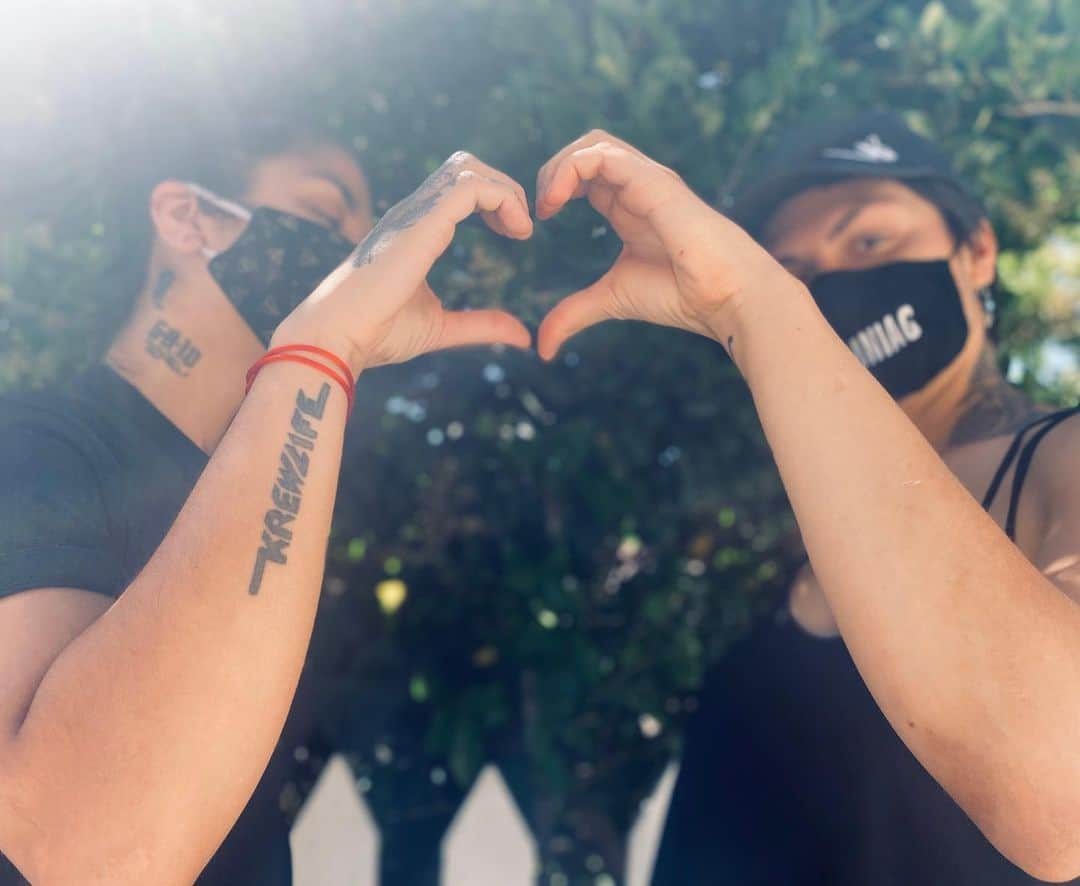 クルーウェラのインスタグラム：「Dear beloved Krew,⁣ As some you might’ve hoped & anticipated for, we were planning a stream event for today 6/8/20 that would have celebrated the 10 year anniversary of Krewella and our journey together. In light of the awakening that our country is undergoing, we feel in our hearts that is not the time to take the foot off the pedal and shift the narrative back on to Krewella by “going back to the way things were” with how we functioned as artists within the music industry. This is a critical moment in time to continue energizing, supporting, and contributing to the momentum of a revolution that stands for justice and equality for Black people/BIPOC/people of color in this country. That being said we are postponing the stream, as we’d like to consciously plan and organize how to create a more purposeful event that would be a healing, fundraising, community-centered online experience. Despite the changes and re-organization of our efforts and priorities right now, the LOVE and gratitude we have for our unbelievably supportive fans is always with us. Thank you so much to EACH ONE OF YOU who is on board with this journey of heightening our consciousness. Let us all together continue opening our hearts and minds to an unstoppable forward motion that is urgently headed for the healing of humanity. It is fucking powerful to witness and be part of. ⁣ To everyone protesting on the streets, having hard conversations, looking inward and reflecting on past experiences, educating themselves, and staying committed to change; please stay safe, protect your energy, spread the message with good intention, and persevere. We fucking love and appreciate you all so much. Stay tuned ❤️」