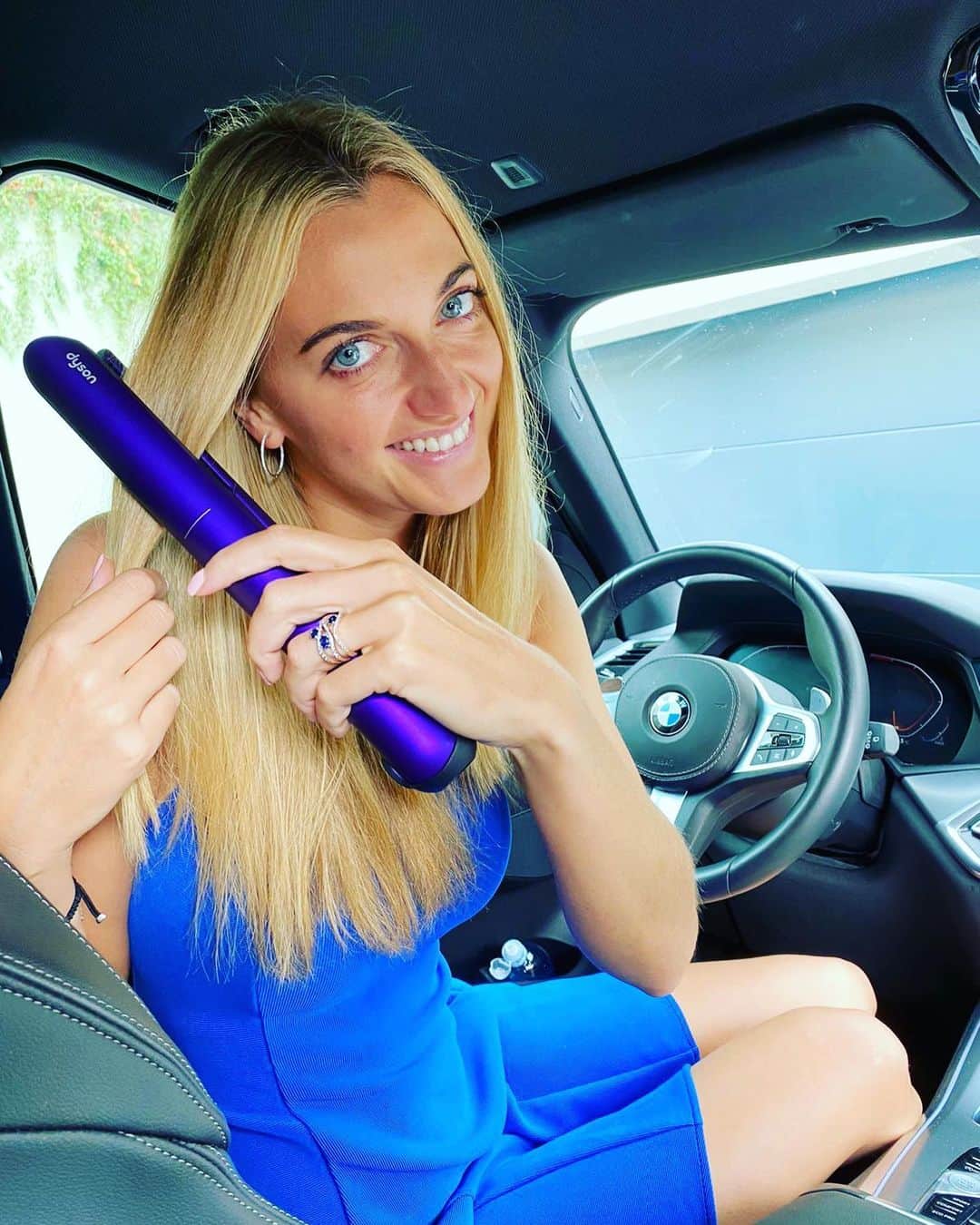 PetraKvitovaさんのインスタグラム写真 - (PetraKvitovaInstagram)「Straight hair is one of my favourite things... and now I get to do it myself in the car or on the sofa! Thanks @dysonhair  #dysoncorrale #dyson  #dysonhairathome」6月9日 3時01分 - petra.kvitova