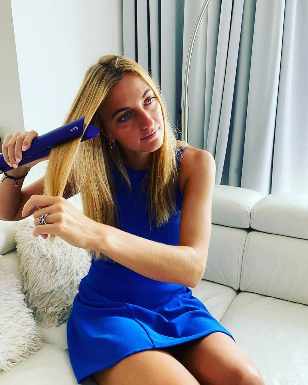 PetraKvitovaさんのインスタグラム写真 - (PetraKvitovaInstagram)「Straight hair is one of my favourite things... and now I get to do it myself in the car or on the sofa! Thanks @dysonhair  #dysoncorrale #dyson  #dysonhairathome」6月9日 3時01分 - petra.kvitova