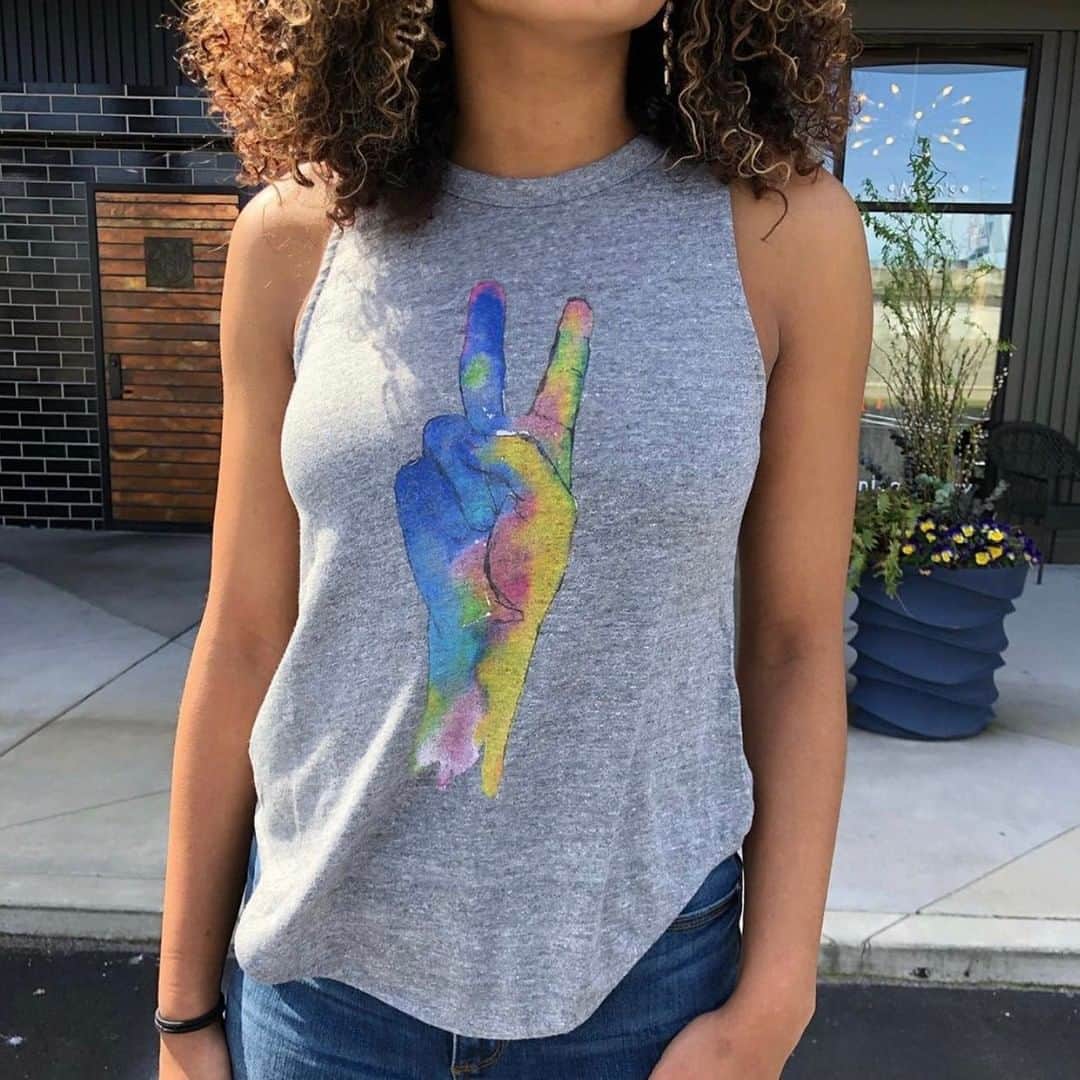 チェイサーのインスタグラム：「sending you all peace and love💕 we hope you all have an amazing week🥰 @genevieveboutiquechi #chaserbrand #peaceandlove #sendlove #goodvibes #graphictee #sunmertank #summerstyle」