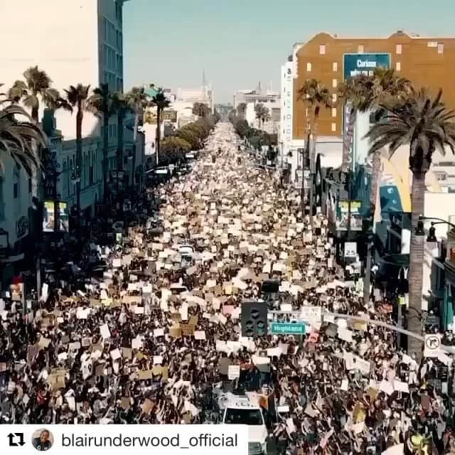 ジョアンナ・ブラッディのインスタグラム：「A beautiful sight.  #Repost @blairunderwood_official with @get_repost ・・・ Today’s #LAprotest! #BiggestSofar Now estimated @ 20,000 people! “There comes a time when silence is betrayal.” -Martin Luther King Jr. Today is that day! No more silence. Throughout history, the youth have always driven society to the places of change, revolution & evolution. Our youth today are no different. I was incredibly inspired by the diversity & passion from folks of all ages but make no mistake, this movement is barreling forward due to the necessary idealism & fearlessness of today’s youth. They demand a better future for themselves & subsequent generations. Keep shouting. Keep Standing. Keep planning. Let’s all keep our eyes on the prize! #Solidarity #Unity #georgefloyd #briannataylor #AhmaudArbery」