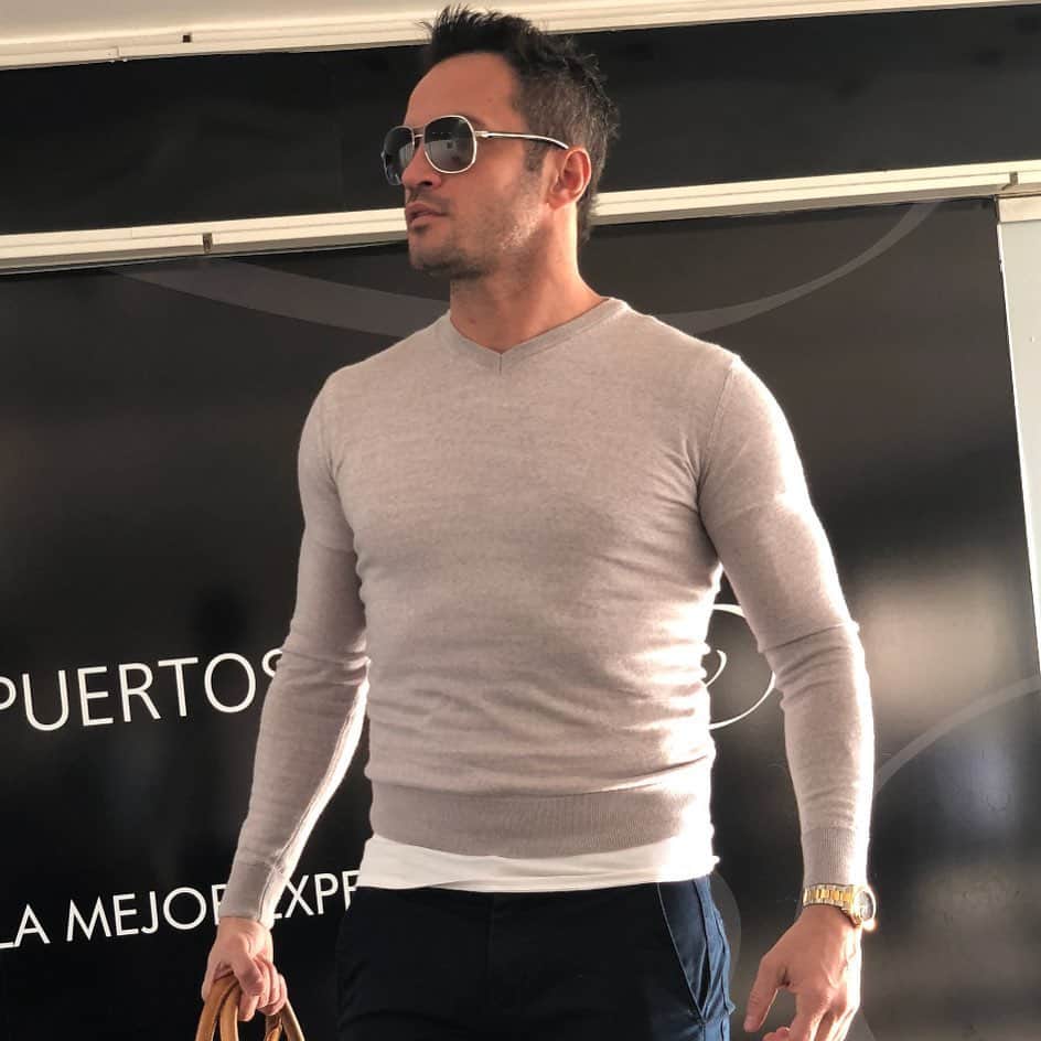 アレッサンドロ・ローザ・ヴィエイラのインスタグラム：「Passando pra agradecer todas as felicitações dos fãs, amigos, familiares etc , pelo meu aniversário #43anos -  Queria dar um abraço em cada um de vocês ❤️ -  OBS- Meu story está com problemas, espero que solucione o quanto antes pra ver todas as mensagens」