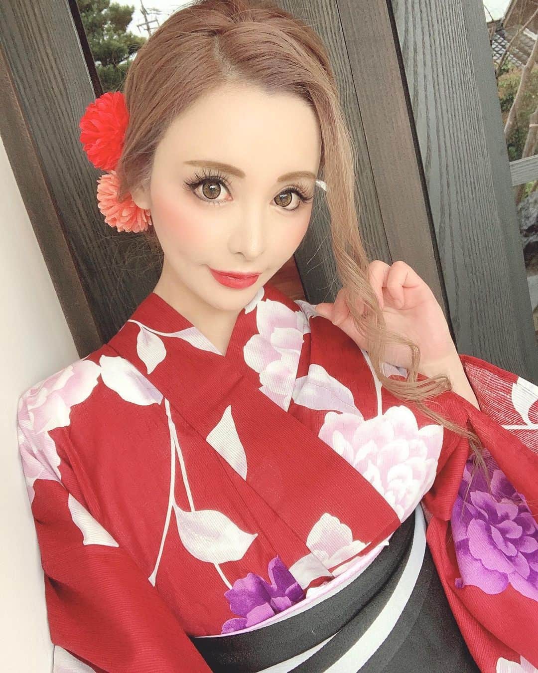 りんのインスタグラム：「こんばんは🥰🥰💘💘 . 元気に、生きてます❣️😂✨✨ . 緊急事態宣言も、解除されたので 復活して、仕事や色々頑張ろうと思います❣️🤢🔥 . 改めて、周りの人の優しさや 楽しさや、環境に🙈 . 気付く事ができたので、、、 自粛はとても、辛かったけど🥺 悪くもなかった。。。😭😭💭💭 . 化粧💄も始めたので @ac_eyelash_raft  に行ってきたよ💛🥳 . 店長の、みほさん本当に👏 上手いんです🙆‍♀️💯🎶✨ . パッチリ👀まつ毛になった❤️😻  担当 店長 平本実穂さん🌈👼 @ankh_miho . #美意識 #あげなきゃ🤣 #モチベーション🥺🔥」