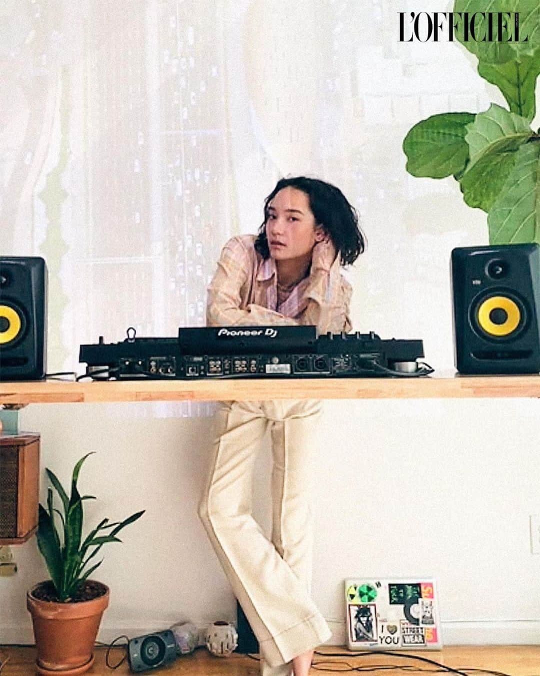 松岡モナさんのインスタグラム写真 - (松岡モナInstagram)「So blessed to have music during this time❤️ Mixing🎧 Learning🎼  Shout out to @nmtsh for the t-shirt I wore. X Thank you @lofficielsingapore ❤️」6月9日 3時25分 - monamatsuoka