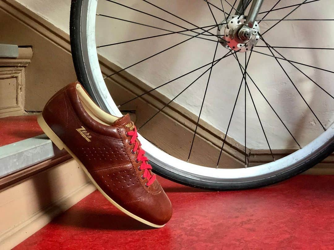 ツェハさんのインスタグラム写真 - (ツェハInstagram)「Auf die Plätze, fertig, los !!! Der Zeha Berlin Rennrad Schuh FAVORIT Jetzt auch in Onlineshop 🚲 #zehaberlin #streetbike #streetwear #sneakers #bike #bikelife #bikelove #rennrad #brow #cognac #rennradliebe #red #vintage #heritagestyle #bicicletta #ciclismo #bicilovers #ciclismovintage #vintagebike #newretro #vintage #heritage #heritagestyle #urbancycling #urbancyclefashion #cycling #cyclinglife #cyclinglove」6月9日 3時30分 - zehaberlin