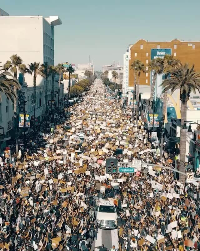 ロス・マーカンドのインスタグラム：「I'm proud of my city. I'm proud of all we've accomplished in the past two weeks...but the real work is just beginning. We NEED to keep going. #BlackLivesMatter #LA」