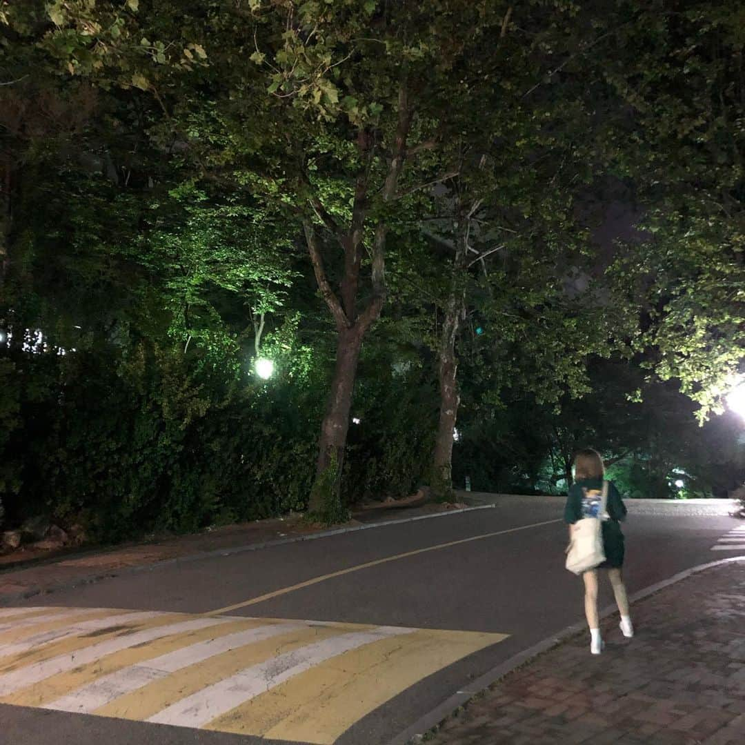 キム・イェリンさんのインスタグラム写真 - (キム・イェリンInstagram)「夜のお散歩🌳🌲 #치세필름 #ちせフィルム #일상」6月9日 3時36分 - peach_chu_