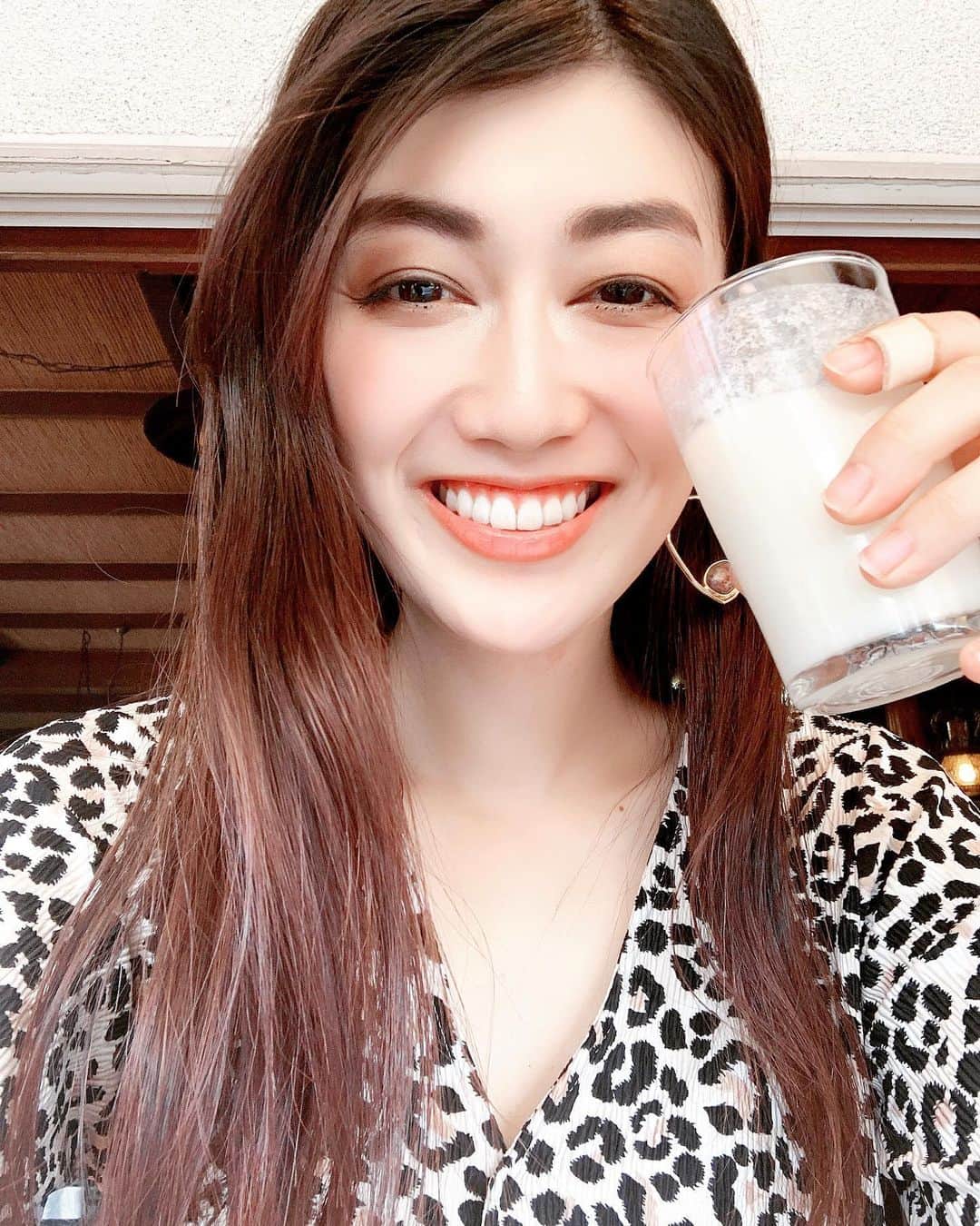 のインスタグラム：「お昼から飲む地酒は最高です😊✨🍶 ・ ・ #軽井沢 #地酒 #長野県 #軽井沢観光 #一人飲み #モデル #小笠原エリイ #変化を楽しむ #フリーランス #免疫力を高める #夢が叶った #喫茶店 #昔ながらの喫茶店 #観光 #karuizawa #sake #japan #model #modellife #asianmodel #yummy  #karuizawajapan  #nagano #happy #smile」