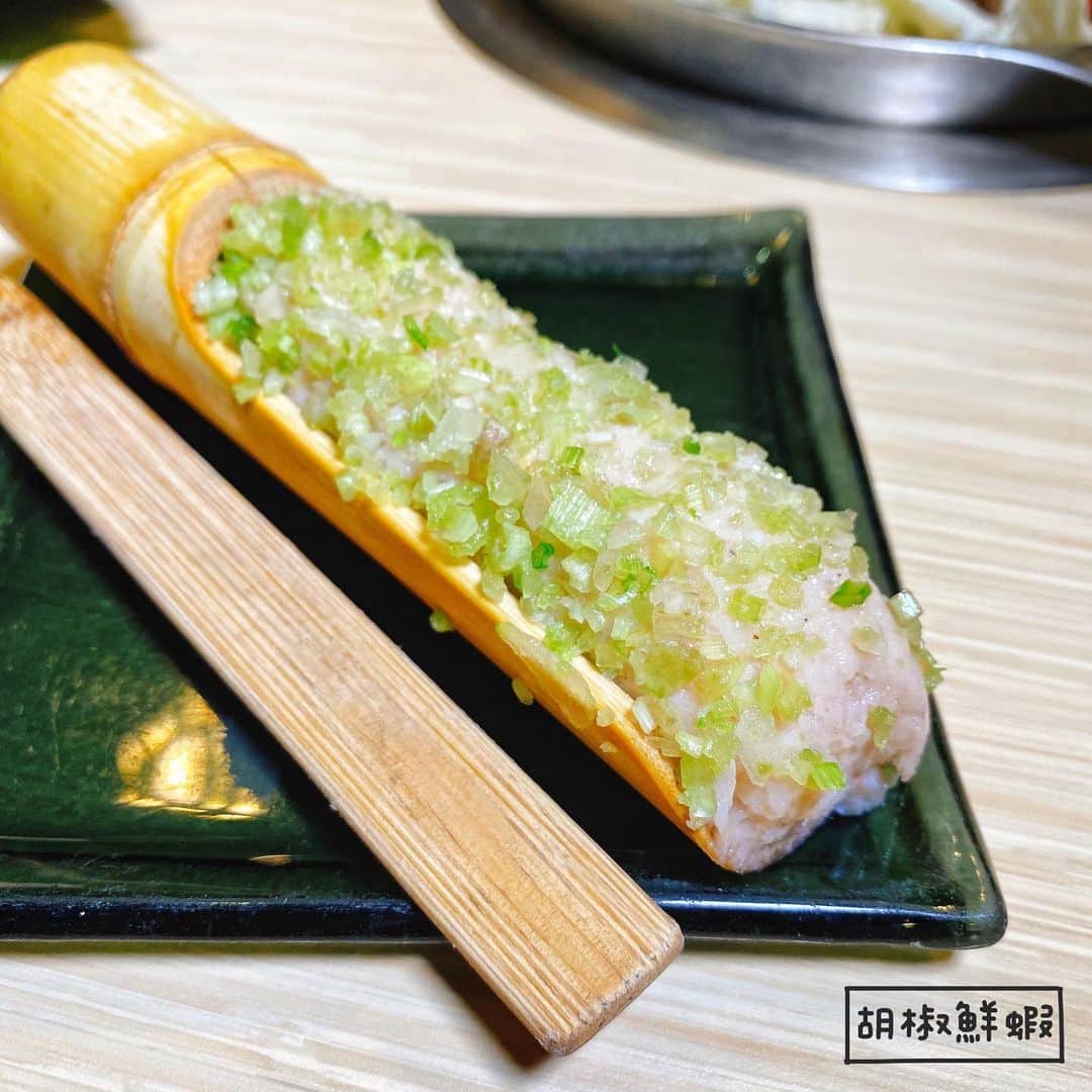 4foodie, for foodieさんのインスタグラム写真 - (4foodie, for foodieInstagram)「📍Taichung, Taiwan 上澄鍋物 / 以下菜名及價位 美國極黑去骨牛小排 $468 美味程度：🌕🌕🌕🌕🌗 💡補充💡牛小排油脂豐富，奶香味十足，唰至五分熟是我最愛的熟度٩(˃̶͈̀௰˂̶͈́)و 極上大麥松阪豬 $368 美味程度：🌕🌕🌕🌕🌗 💡補充💡松阪豬肉質鮮美脆口🐷油脂香氣濃郁，不會切得太薄，一整大片吃起來相當唰嘴🤤 錦鏽龍蝦襯究極小海鮮 $788 美味程度：🌕🌕🌕🌕🌗 💡補充💡海鮮非常新鮮，搭配魚片、蛤蜊、干貝與蚵仔份量十足🦪🦞🦐🦑🐙🐟🐠 胡椒鮮蝦 $78 美味程度：🌕🌕🌕🌕🌑 💡補充💡手打蝦漿非常Q!胡椒味鮮明，口口都吃得到蝦仁！蝦子肉汁鮮甜🦐 木棉豆腐磚 $68 美味程度：🌕🌕🌕🌕🌗 💡補充💡我個人很愛這個！！！豆腐很綿密，旁邊還有小栗子🌰與玉子燒！非常養生又美味❤️ 整體： 環境衛生：🌕🌕🌕🌕🌗 服務態度：🌕🌕🌕🌕🌑 再訪意願：🌕🌕🌕🌕🌗 🗺 台中市中區自由路二段94號二樓 ☎️(04)2229-2227 ⏰12:00-14:30 18:00-21:30 🍽2020.05.17到訪用餐 💡補充💡日曜天地裡的火鍋店！最喜歡的部份就是可以自己選菜！要吃多少拿多少，而且蔬菜都非常新鮮🥬餐後甜點還有杏仁茶❤️❤️❤️ #4foodie #4foodie台中 #台中火車站 #台中公園 #台中美食 #台中台菜 #日曜天地 #日曜天地 #台中 #上澄鍋物 #4foodieforfoodie #4foodieintaichung ©版權所有，不得轉載copyrights reserved」6月9日 13時09分 - 4foodie