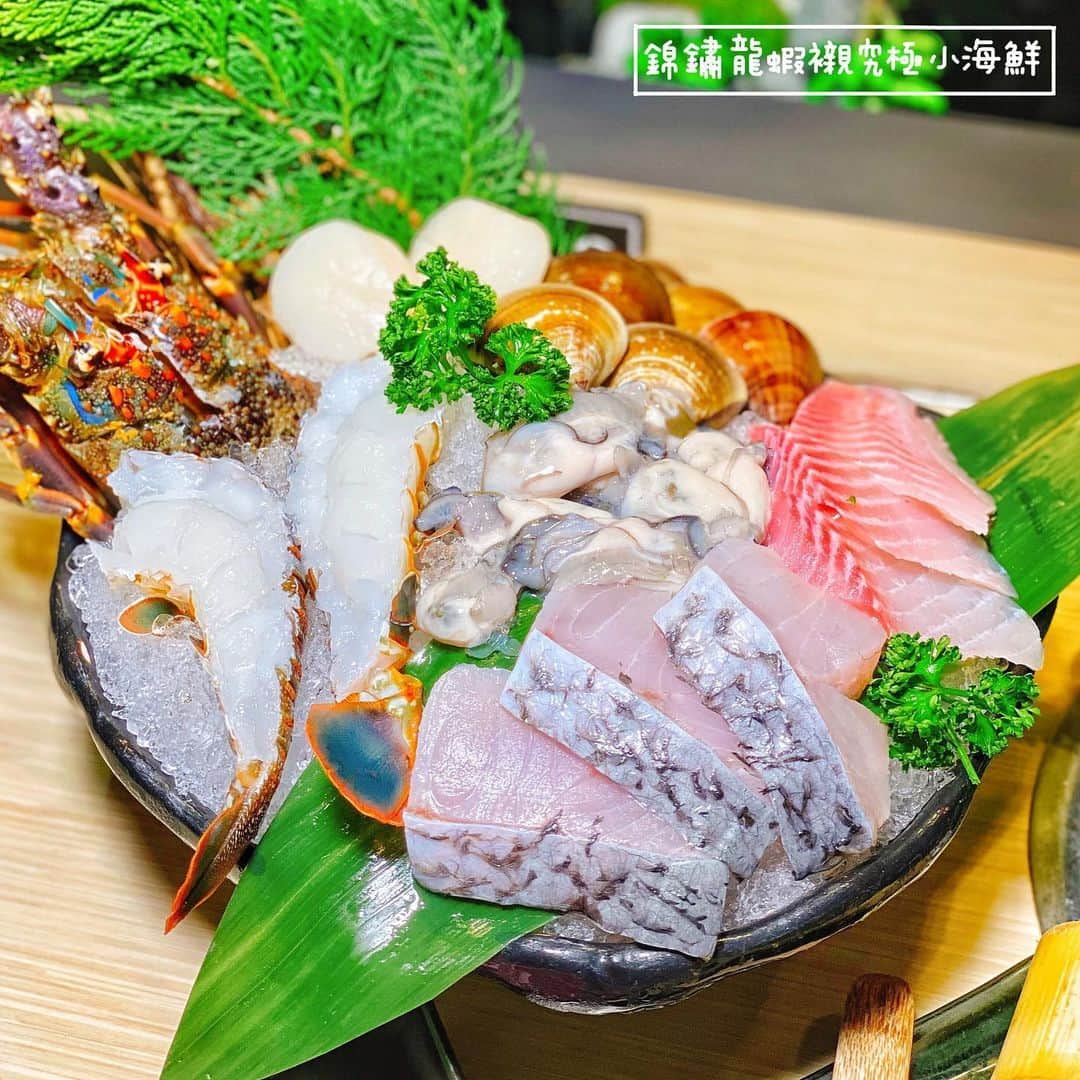 4foodie, for foodieさんのインスタグラム写真 - (4foodie, for foodieInstagram)「📍Taichung, Taiwan 上澄鍋物 / 以下菜名及價位 美國極黑去骨牛小排 $468 美味程度：🌕🌕🌕🌕🌗 💡補充💡牛小排油脂豐富，奶香味十足，唰至五分熟是我最愛的熟度٩(˃̶͈̀௰˂̶͈́)و 極上大麥松阪豬 $368 美味程度：🌕🌕🌕🌕🌗 💡補充💡松阪豬肉質鮮美脆口🐷油脂香氣濃郁，不會切得太薄，一整大片吃起來相當唰嘴🤤 錦鏽龍蝦襯究極小海鮮 $788 美味程度：🌕🌕🌕🌕🌗 💡補充💡海鮮非常新鮮，搭配魚片、蛤蜊、干貝與蚵仔份量十足🦪🦞🦐🦑🐙🐟🐠 胡椒鮮蝦 $78 美味程度：🌕🌕🌕🌕🌑 💡補充💡手打蝦漿非常Q!胡椒味鮮明，口口都吃得到蝦仁！蝦子肉汁鮮甜🦐 木棉豆腐磚 $68 美味程度：🌕🌕🌕🌕🌗 💡補充💡我個人很愛這個！！！豆腐很綿密，旁邊還有小栗子🌰與玉子燒！非常養生又美味❤️ 整體： 環境衛生：🌕🌕🌕🌕🌗 服務態度：🌕🌕🌕🌕🌑 再訪意願：🌕🌕🌕🌕🌗 🗺 台中市中區自由路二段94號二樓 ☎️(04)2229-2227 ⏰12:00-14:30 18:00-21:30 🍽2020.05.17到訪用餐 💡補充💡日曜天地裡的火鍋店！最喜歡的部份就是可以自己選菜！要吃多少拿多少，而且蔬菜都非常新鮮🥬餐後甜點還有杏仁茶❤️❤️❤️ #4foodie #4foodie台中 #台中火車站 #台中公園 #台中美食 #台中台菜 #日曜天地 #日曜天地 #台中 #上澄鍋物 #4foodieforfoodie #4foodieintaichung ©版權所有，不得轉載copyrights reserved」6月9日 13時09分 - 4foodie