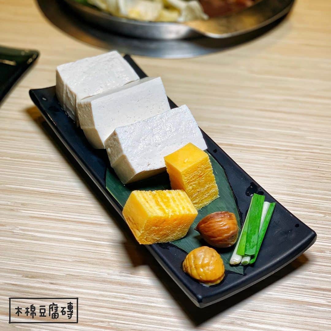 4foodie, for foodieさんのインスタグラム写真 - (4foodie, for foodieInstagram)「📍Taichung, Taiwan 上澄鍋物 / 以下菜名及價位 美國極黑去骨牛小排 $468 美味程度：🌕🌕🌕🌕🌗 💡補充💡牛小排油脂豐富，奶香味十足，唰至五分熟是我最愛的熟度٩(˃̶͈̀௰˂̶͈́)و 極上大麥松阪豬 $368 美味程度：🌕🌕🌕🌕🌗 💡補充💡松阪豬肉質鮮美脆口🐷油脂香氣濃郁，不會切得太薄，一整大片吃起來相當唰嘴🤤 錦鏽龍蝦襯究極小海鮮 $788 美味程度：🌕🌕🌕🌕🌗 💡補充💡海鮮非常新鮮，搭配魚片、蛤蜊、干貝與蚵仔份量十足🦪🦞🦐🦑🐙🐟🐠 胡椒鮮蝦 $78 美味程度：🌕🌕🌕🌕🌑 💡補充💡手打蝦漿非常Q!胡椒味鮮明，口口都吃得到蝦仁！蝦子肉汁鮮甜🦐 木棉豆腐磚 $68 美味程度：🌕🌕🌕🌕🌗 💡補充💡我個人很愛這個！！！豆腐很綿密，旁邊還有小栗子🌰與玉子燒！非常養生又美味❤️ 整體： 環境衛生：🌕🌕🌕🌕🌗 服務態度：🌕🌕🌕🌕🌑 再訪意願：🌕🌕🌕🌕🌗 🗺 台中市中區自由路二段94號二樓 ☎️(04)2229-2227 ⏰12:00-14:30 18:00-21:30 🍽2020.05.17到訪用餐 💡補充💡日曜天地裡的火鍋店！最喜歡的部份就是可以自己選菜！要吃多少拿多少，而且蔬菜都非常新鮮🥬餐後甜點還有杏仁茶❤️❤️❤️ #4foodie #4foodie台中 #台中火車站 #台中公園 #台中美食 #台中台菜 #日曜天地 #日曜天地 #台中 #上澄鍋物 #4foodieforfoodie #4foodieintaichung ©版權所有，不得轉載copyrights reserved」6月9日 13時09分 - 4foodie