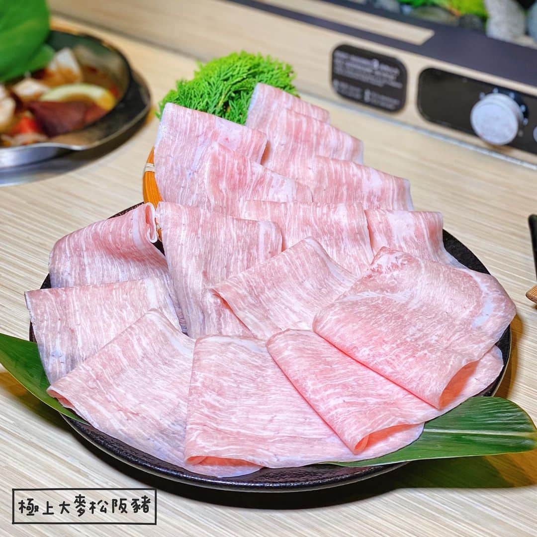 4foodie, for foodieさんのインスタグラム写真 - (4foodie, for foodieInstagram)「📍Taichung, Taiwan 上澄鍋物 / 以下菜名及價位 美國極黑去骨牛小排 $468 美味程度：🌕🌕🌕🌕🌗 💡補充💡牛小排油脂豐富，奶香味十足，唰至五分熟是我最愛的熟度٩(˃̶͈̀௰˂̶͈́)و 極上大麥松阪豬 $368 美味程度：🌕🌕🌕🌕🌗 💡補充💡松阪豬肉質鮮美脆口🐷油脂香氣濃郁，不會切得太薄，一整大片吃起來相當唰嘴🤤 錦鏽龍蝦襯究極小海鮮 $788 美味程度：🌕🌕🌕🌕🌗 💡補充💡海鮮非常新鮮，搭配魚片、蛤蜊、干貝與蚵仔份量十足🦪🦞🦐🦑🐙🐟🐠 胡椒鮮蝦 $78 美味程度：🌕🌕🌕🌕🌑 💡補充💡手打蝦漿非常Q!胡椒味鮮明，口口都吃得到蝦仁！蝦子肉汁鮮甜🦐 木棉豆腐磚 $68 美味程度：🌕🌕🌕🌕🌗 💡補充💡我個人很愛這個！！！豆腐很綿密，旁邊還有小栗子🌰與玉子燒！非常養生又美味❤️ 整體： 環境衛生：🌕🌕🌕🌕🌗 服務態度：🌕🌕🌕🌕🌑 再訪意願：🌕🌕🌕🌕🌗 🗺 台中市中區自由路二段94號二樓 ☎️(04)2229-2227 ⏰12:00-14:30 18:00-21:30 🍽2020.05.17到訪用餐 💡補充💡日曜天地裡的火鍋店！最喜歡的部份就是可以自己選菜！要吃多少拿多少，而且蔬菜都非常新鮮🥬餐後甜點還有杏仁茶❤️❤️❤️ #4foodie #4foodie台中 #台中火車站 #台中公園 #台中美食 #台中台菜 #日曜天地 #日曜天地 #台中 #上澄鍋物 #4foodieforfoodie #4foodieintaichung ©版權所有，不得轉載copyrights reserved」6月9日 13時09分 - 4foodie