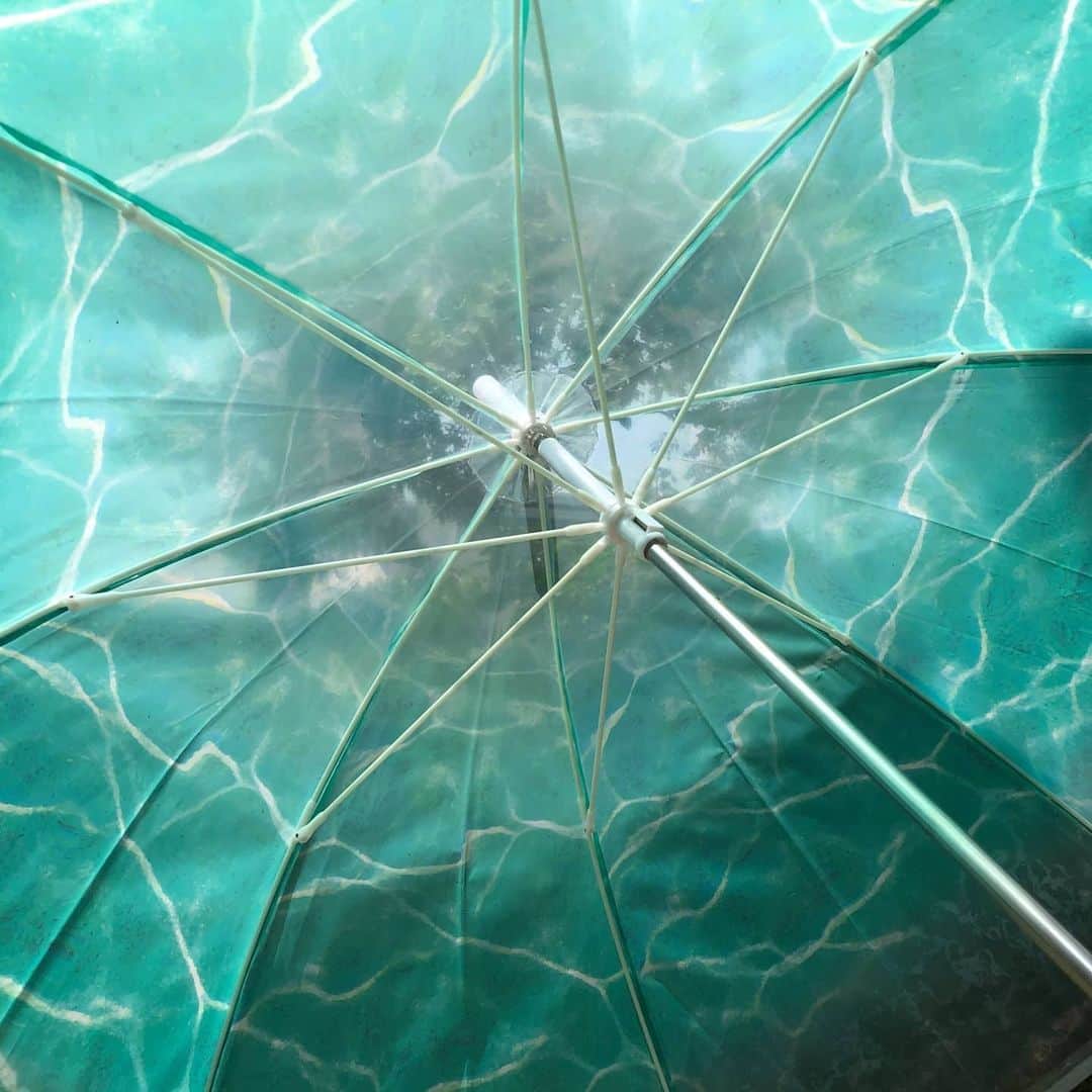 ヴィレッジヴァンガードオンラインストアさんのインスタグラム写真 - (ヴィレッジヴァンガードオンラインストアInstagram)「雨の日の気分を晴れやかにしてくれる水面傘🌈 傘をさすとまるで海の中にいる様な幻想的なデザインです☔  #ヴィレヴァン #ヴィレッジヴァンガード #通販 #オンラインストア #梅雨 #傘 #水面傘 #ビニール傘」6月9日 13時06分 - village_vanguard