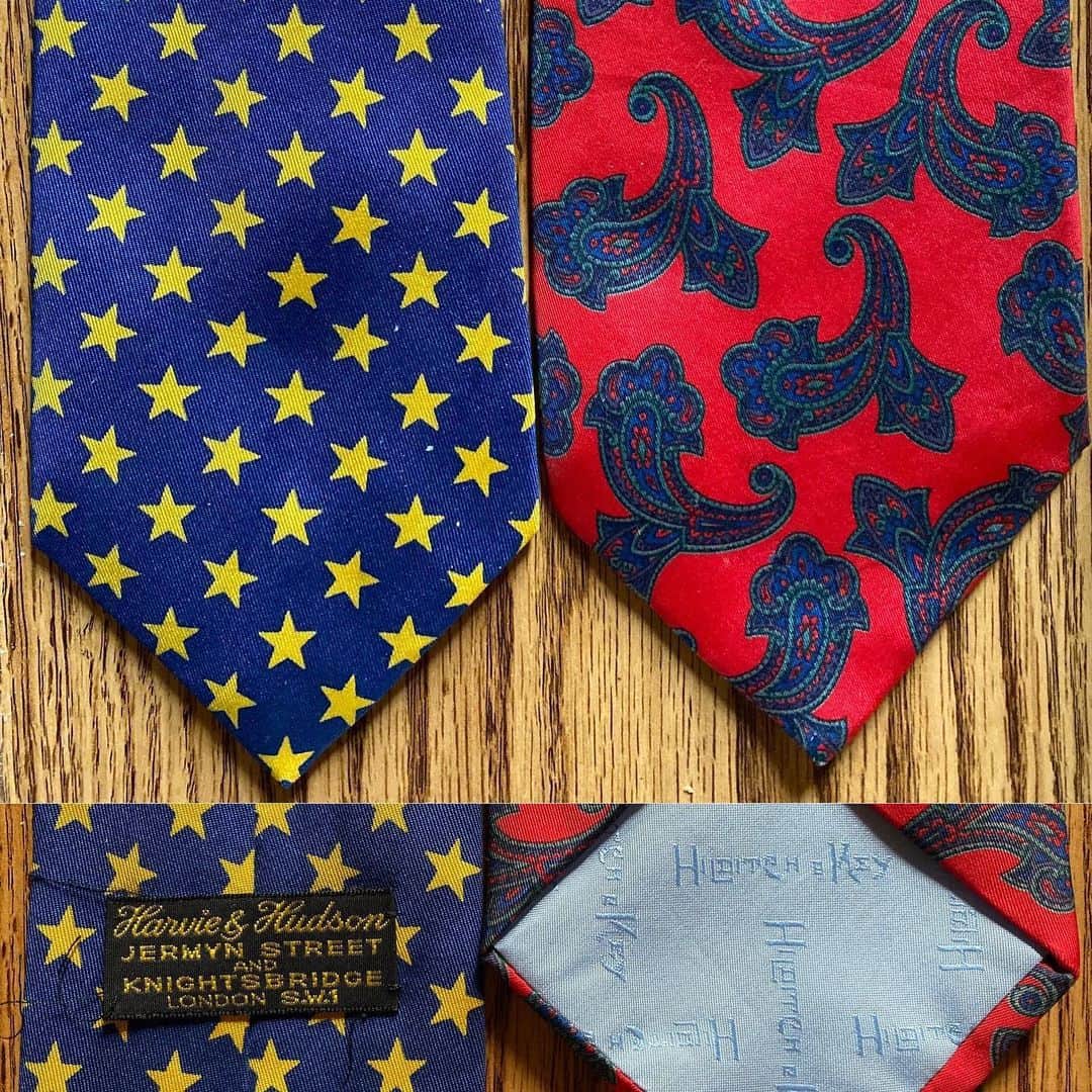 スティーヴン・フライのインスタグラム：「Jermyn Street is London’s Shirt Street and the home of many proud ampersands. Turnbull & Asser, New & Lingwood, Hawes & Curtis. And today I bring you Harvie & Hudson and Hilditch & Key. They are inextricably linked (aside from by the “&”) to that splendid east-west thoroughfare south of and parallel to Piccadilly. Jermyn Street runs like a thread of good class tweed through the history of English shirt and tie making, hat-selling, hair-dressing and tobacco provisioning. Astley, Davidoff and Dunhill were the places to go for what were called “smoking requisites”. The smell of Dunhill’s jars of vanilla Cavendish pervaded the street when I was a soigné young arse-about-town. Bates’s the hatter. Taylor's and Trumpers the hairdressers. Fortnum & Mason (est. 1707). Wilton’s restaurant (est. 1742). Such tradition.  @hilditch_and_key were est. 1899 and @harvieandhudson 50 years later. Swipe left for a second Harvie & Hudson tie in Pic 2. This was issued last year as part of their 70th anniversary celebrations. And very comely it is too.  Charles F. Hilditch and W. Graham Key were already experienced in the Jermyn St shirt business when they came together to set up their own business on Tottenham Court Road. Success soon allowed them to return to SW1. Thomas Harvie and George Hudson followed a similar trajectory, making their name and then moving to Shirt Street where they have been ever since. More Harvies (Jeff and Richard) and more Hudsons (Derek, Howard and Andrew) have carried on, with Howard’s daughter Lee Beaumont now serving as Financial Director.  I’m a shameless hussy when it comes to tie and shirt buying. I’ll pop into H&H one day, H&K another, or N&L, T&A, H&C, Tyrwhitt, Lewin or Pink on other days. As the mood strikes. No loyalty. But there are (or certainly were) old gentlemen who have always been Harvie & Hudson and would no more think of wearing a Turnbull and Asser shirt than they would a pair of lycra shorts. “My grandfather wore Hilditch & Key and so do I.” “We’re a Hawes and Curtis family, always have been” … that sort of thing. Maybe such types still exist.  Let's hear it for the &mpersands」
