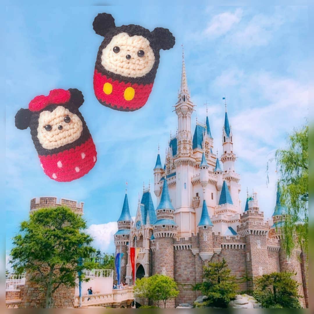 高橋あゆみのインスタグラム：「｡ 今日もいい天気で暑いですね☀️💦 . 編みぐるみ写真加工シリーズ② ミッキーとミニー🏰 加工しました🤗  #手芸 #編み物 #編みぐるみ #disney #ミッキー #ミニー #写真加工 #合成 #背景 #ディズニーランド #シンデレラ城」