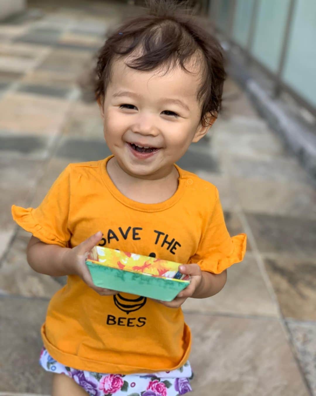 のインスタグラム：「🌻my love HIMARI🌻 今月であっという間の2歳を迎えます🎂 早いなぁ〜早過ぎるなぁ〜。 1歳後半からの成長が物凄くて、 沢山言葉も覚えたし、私の言ってることもちゃーんと理解してる。 子供の吸収力って本当に凄いね✨💎 ますます色んな表情するし、 最近はキメ顔ポーズが彼女の中で楽しいみたい😂💜w 歌って踊って遊んで走って転んで泣いて、また笑って。 いつも笑顔にさせてくれてありがとうだわ❤️🙏 ・ 最近はひまのBdayの事ばかり考えちゃう私！ プレゼントもそろそろ決めなきゃ🎁 ひまの喜ぶ顔を想像しながら、 飾り付けやケーキどうしようとか、考えてワクワクしっぱなし♪笑 楽しみだなぁ〜😋🧁🎈💘 6.27いい日になります様に🌻🌻 #lovemyfamily #himari #babyhimari #愛娘」