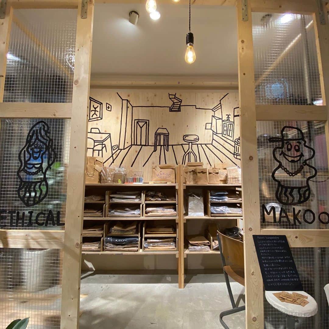 ニコアンドさんのインスタグラム写真 - (ニコアンドInstagram)「【MAKOO--Recycled leather--】﻿ niko and ... TOKYO の MAKOO ブースが新しくなりました！﻿ ﻿ @new_tomason さん のウォールアートが素敵な空間になっております！﻿ ﻿ MAKOOの取り扱うリサイクルレザーは﻿ 廃棄するはずの牛革と天然ゴム(25%)で﻿ 生成した環境に優しい素材です。﻿ ﻿ 水で洗うことができて、長く使い込むほど﻿ 味がでて経年変化を楽しむことができます。﻿ ﻿ 製品は全て国内生産で、革だけどデイリーに﻿ 気軽に使用できるファッショナブルな﻿ アイテムが充実しております。﻿ ﻿ ﻿ MAKOO TOP ( @makoo_ky ) ﻿ TOP(@nikoandtokyo )﻿ ﻿ ﻿ #nikoand #nikoandtokyo #であうにあう#styleeditrialbrand#uni9uesenses #harajuku #jingumae #tokyo #東京 #japan #日本 #渋谷 #原宿 #表参道 #shibuya #神宮前 #omotesando #ニコアンド #ニコアンドトーキョー #菅田将暉 #小松菜奈 #リサイクルレザー #makoo #recycledleather #leatherbag #レザーバッグ #牛革 #sustainable #サスティナブル #sustainability」6月9日 13時33分 - nikoandtokyo