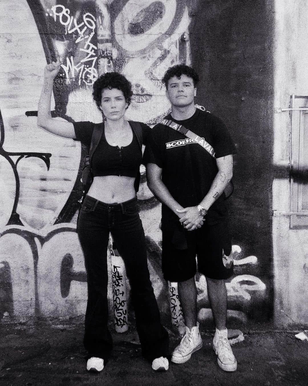 Halseyのインスタグラム：「just want to take a minute to say how proud I am of my little brother @sevianfrangipane for finding his voice and being out protesting every single day. keep your family close right now if you’re lucky enough to have them to rely on. if you are NON-BLACK and: married to a black person, the parent of a black child, or the child of a black parent, or any other interfamilial relationship with a black person, then this is a time to let them talk when they feel like talking. listen and listen with love. Don’t assume they aren’t upset because they haven’t expressed issues or traumas in the past. A lot of repressed feelings and memories may be uncovered right now. Receive it with grace empathy and promise to learn or change where need be. 💗 With Love. 📷: @paytonselzer」