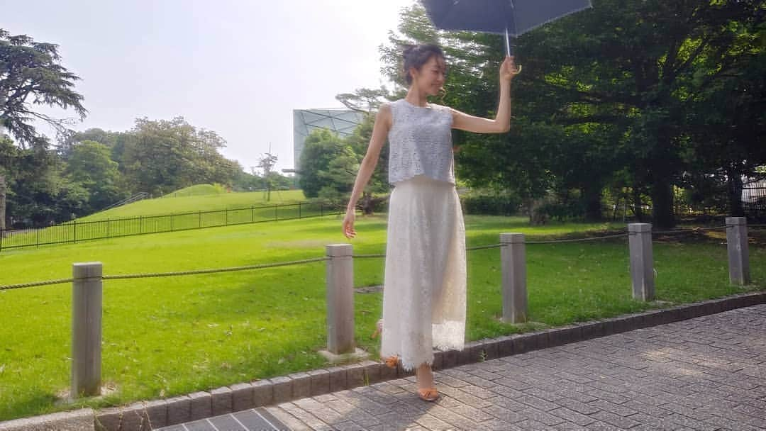 久嬢由起子さんのインスタグラム写真 - (久嬢由起子Instagram)「前回に引き続き☂️ 傘エクサ⛱️ 私も肩こり解消のため日課にしています☺️ これくらい脇を開いて腕を上げ下げ4回⤴️ そして前後にも4回動かす🔙  肩こりの方、テレワークでパソコン作業が増えた方やスマホでお疲れの方も💻  周りに人がいない場所でお試しを～🎵 #肩こり解消 #傘エクサ #リンパセラピスト #ボディメンテナンスアドバイザー #肛筋トレーナー #久嬢由起子 #隙間時間エクササイズ #コロナ太り解消 #梅雨入り」6月9日 13時39分 - yukikokujyo