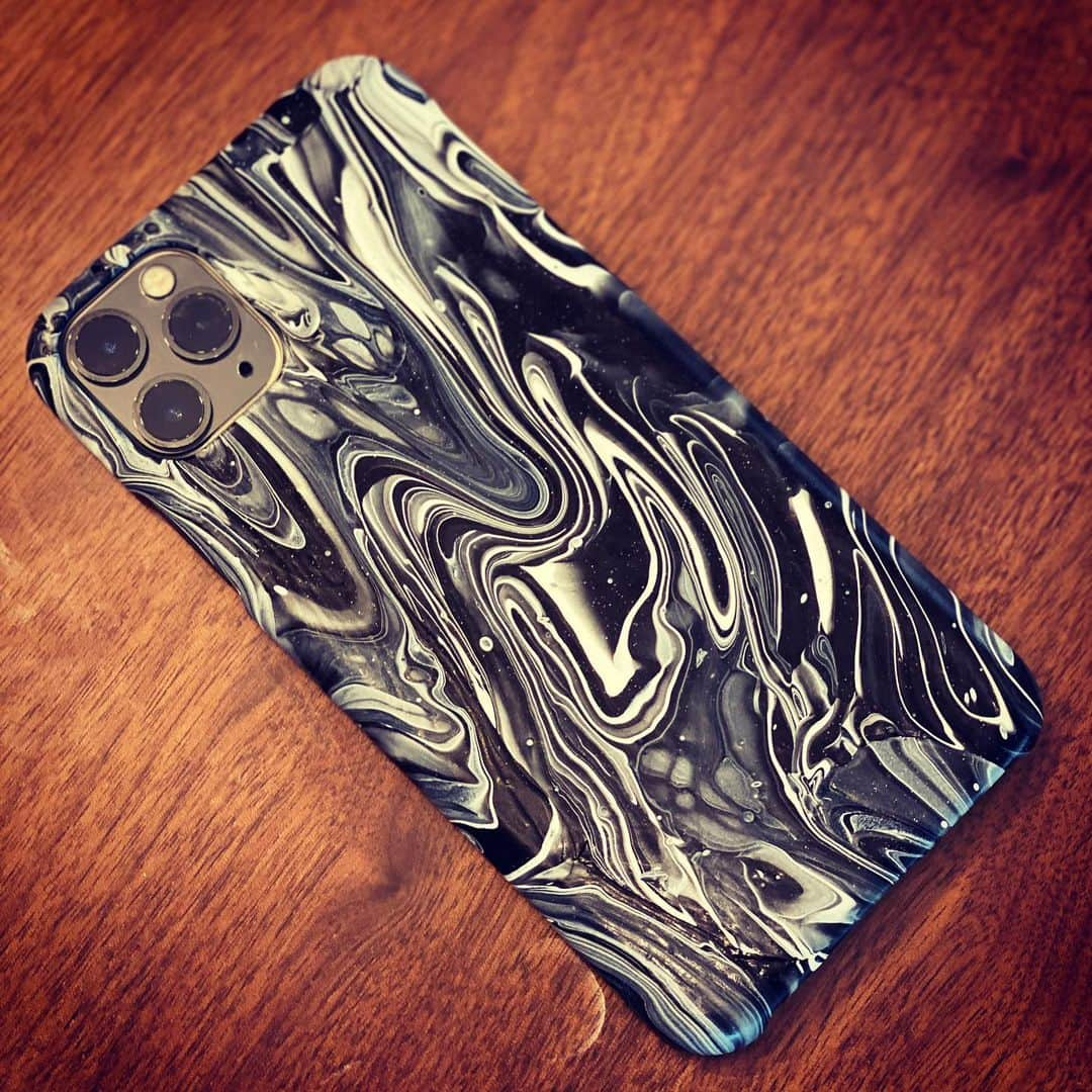 高橋祐治のインスタグラム：「new iPhone case.  ハンドメイドで作ってもらいました。 渋いね〜！」