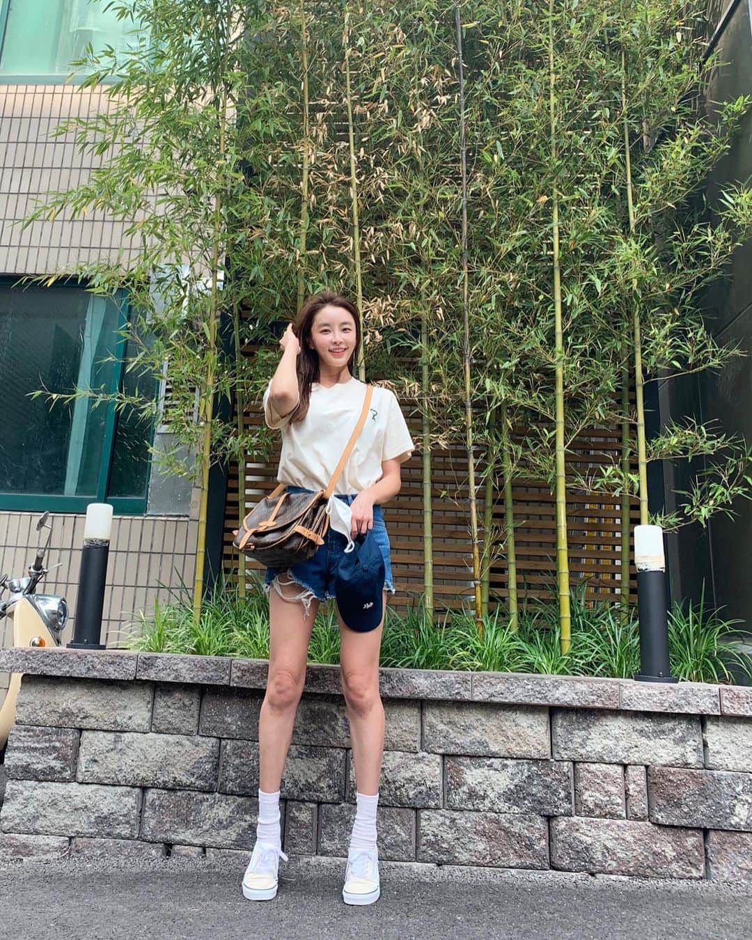チョン・ユミのインスタグラム：「까치발.덥day. 🥵 마스크 힘들어도 꼭 챙기기.💪」