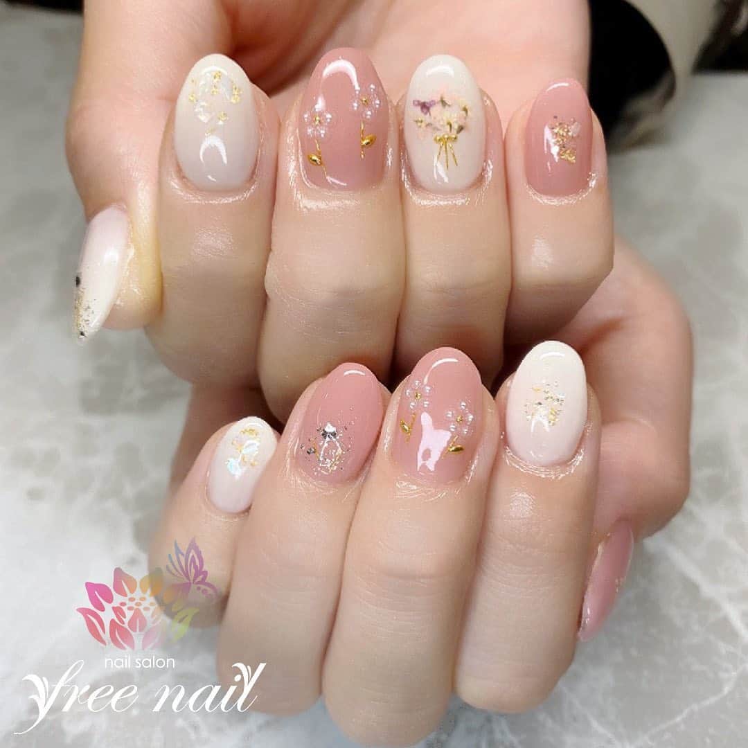 free nail フリーネイルのインスタグラム：「. お客様ネイル💅🏻🦋✨ . 小花ネイル💐✨ . 細やかなガーリーネイル🎀✨ . ご来店ありがとうございました🙇🏻‍♀️🙇🏻‍♀️🙇🏻‍♀️💗 . #ネイルアート #ジェルネイル #ネイルサロン #大阪ネイルサロン #ネイルデザイン #ネイルチェンジ #小花ネイル #押し花ネイル #お花ネイル #シェルネイル #ピンクネイル #ホワイトネイル #デザインネイル #トレンドネイル #シンプルネイル #ガーリーネイル #モテネイル #夏ネイル #summernails #nailsart #nailsdid #美甲 #日式美甲 #日式美甲胶 #日本美甲师 #日本美甲老师 #美甲上课 #日本胶 #フリーネイル #freenail」