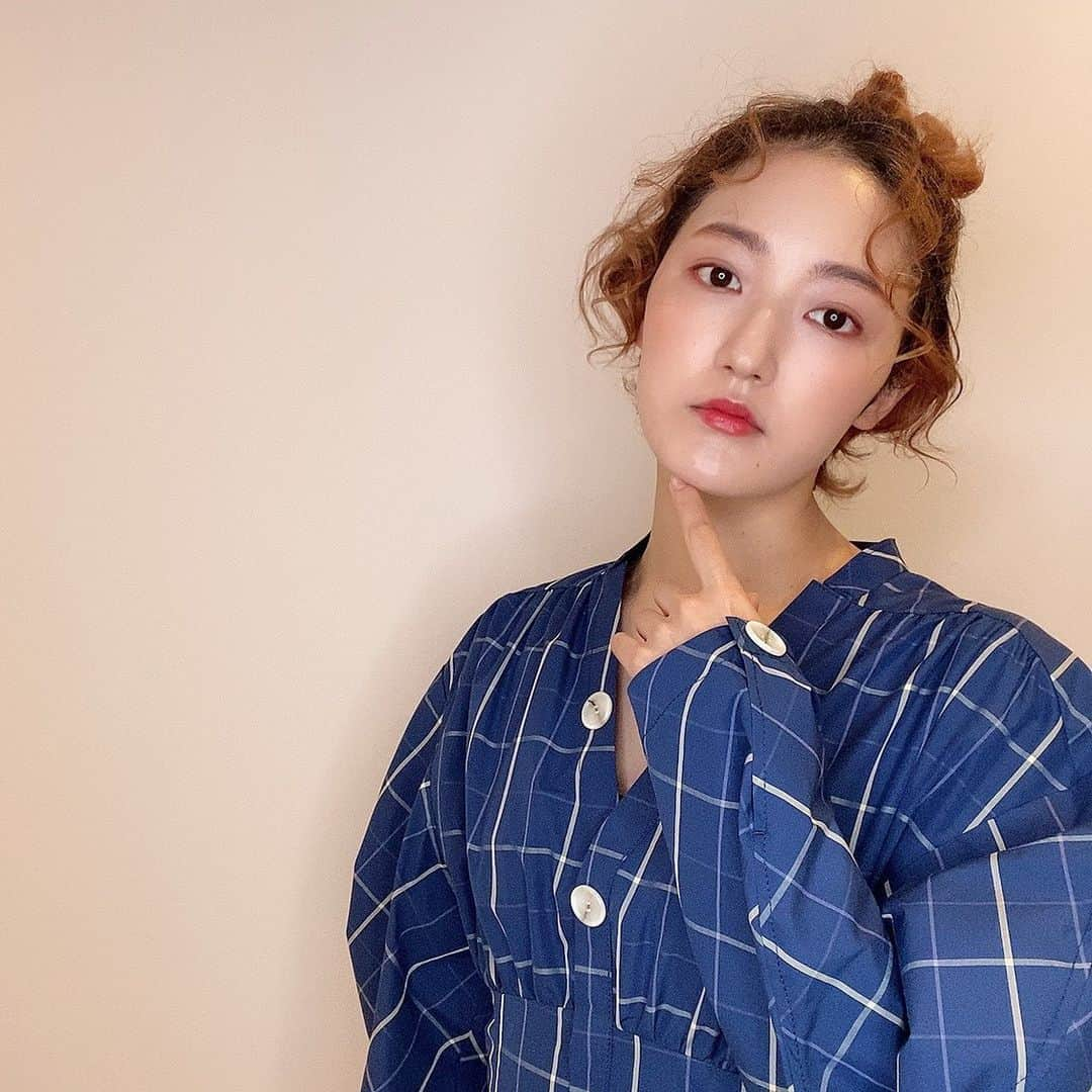 花野じゅりあさんのインスタグラム写真 - (花野じゅりあInstagram)「. 伸びた髪でゆるっとヘアアレンジ  クセとコテ巻きでカール  遊びとリラックス感をイメージしました  ふわっとした感じより、すっきりした感じを選ぶことが多かったので、自分でも新鮮でした . . . . . #ヘアアレンジ #カーリーヘア #ゆるヘア」6月9日 14時15分 - julia.hanano