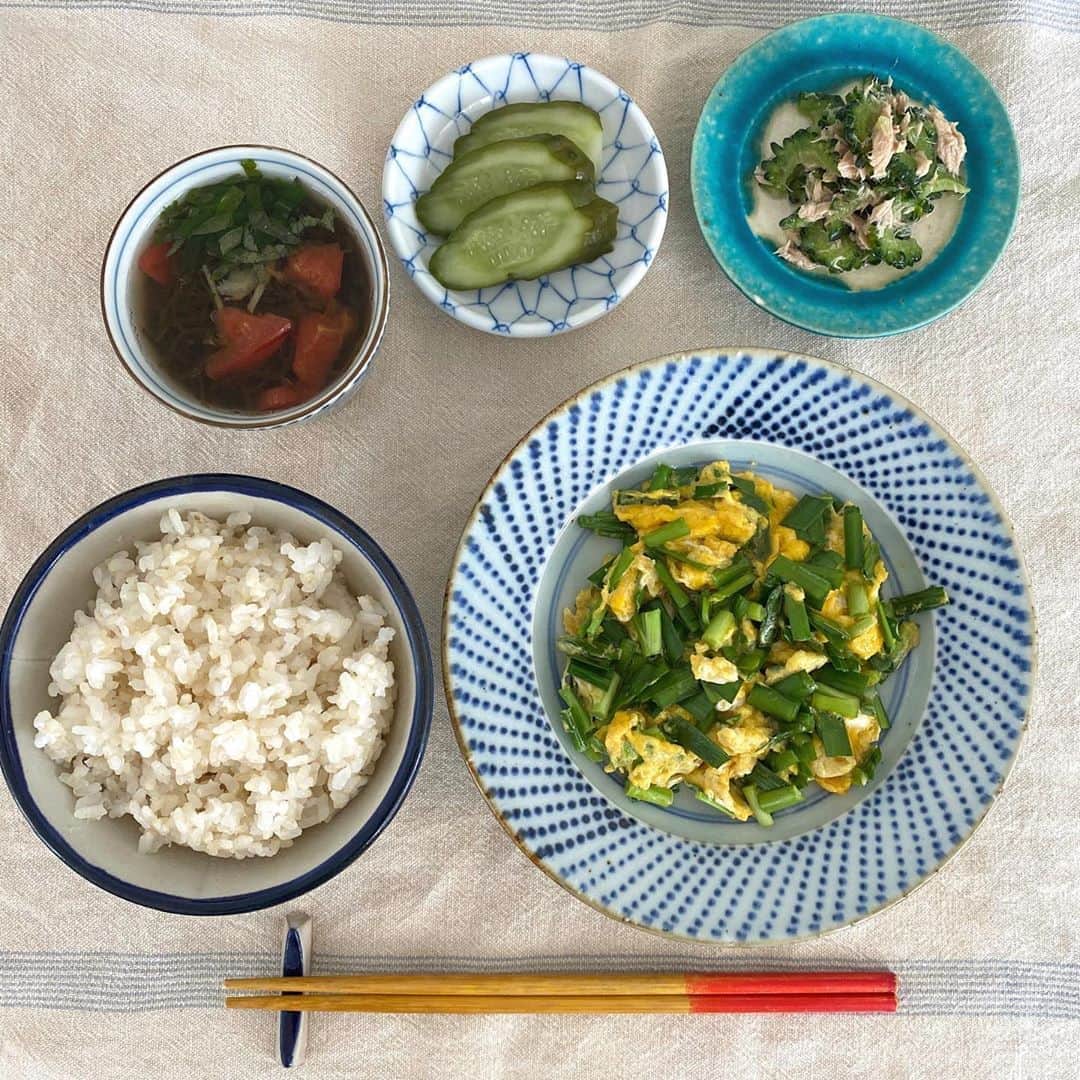 クボタマサヒコのインスタグラム：「昼🍚 ニラたまはナンプラーのみ。もずくとトマトと生姜のスープ、ぬか漬け、ゴーヤーとツナの和えものはレシピあります☟ @kubota_shokudo  ニラたまで思い出したけど、平野レミさんの動画見ました？ はんぺんのやつ。めちゃ面白かったですよね、前にそれも作ったけどちゃんと美味しかったです (卵の殻は投げなかった) #ニラ玉 #ゴーヤー #もずく #ぬか漬け #やちむん #クボタ食堂 #平野レミ」