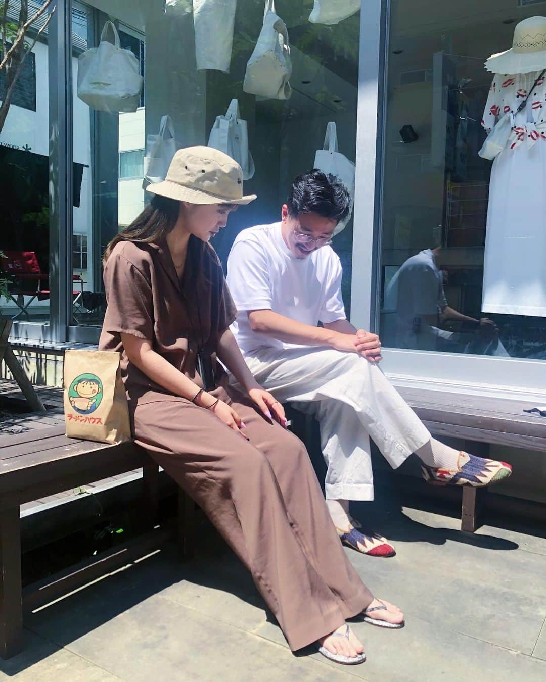 西本早希のインスタグラム：「・ ゆういちさんに頼んでてもらった ラーメンハウスの高菜をもらいに〜  大好きすぎて 5個まとめ買い ！  袋かわいすぎ ゆういちさんレフ板くらい光ってる」